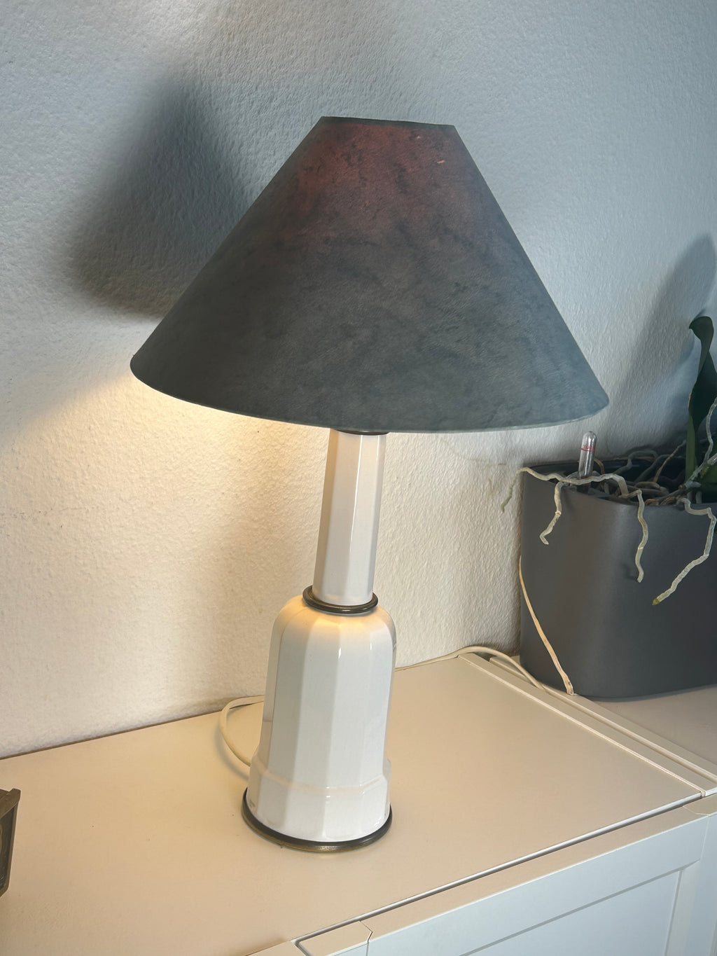 Stor Heiberg bordlampe i hvid keramik og messing med gråblå skærm – 46 cm - billede 7
