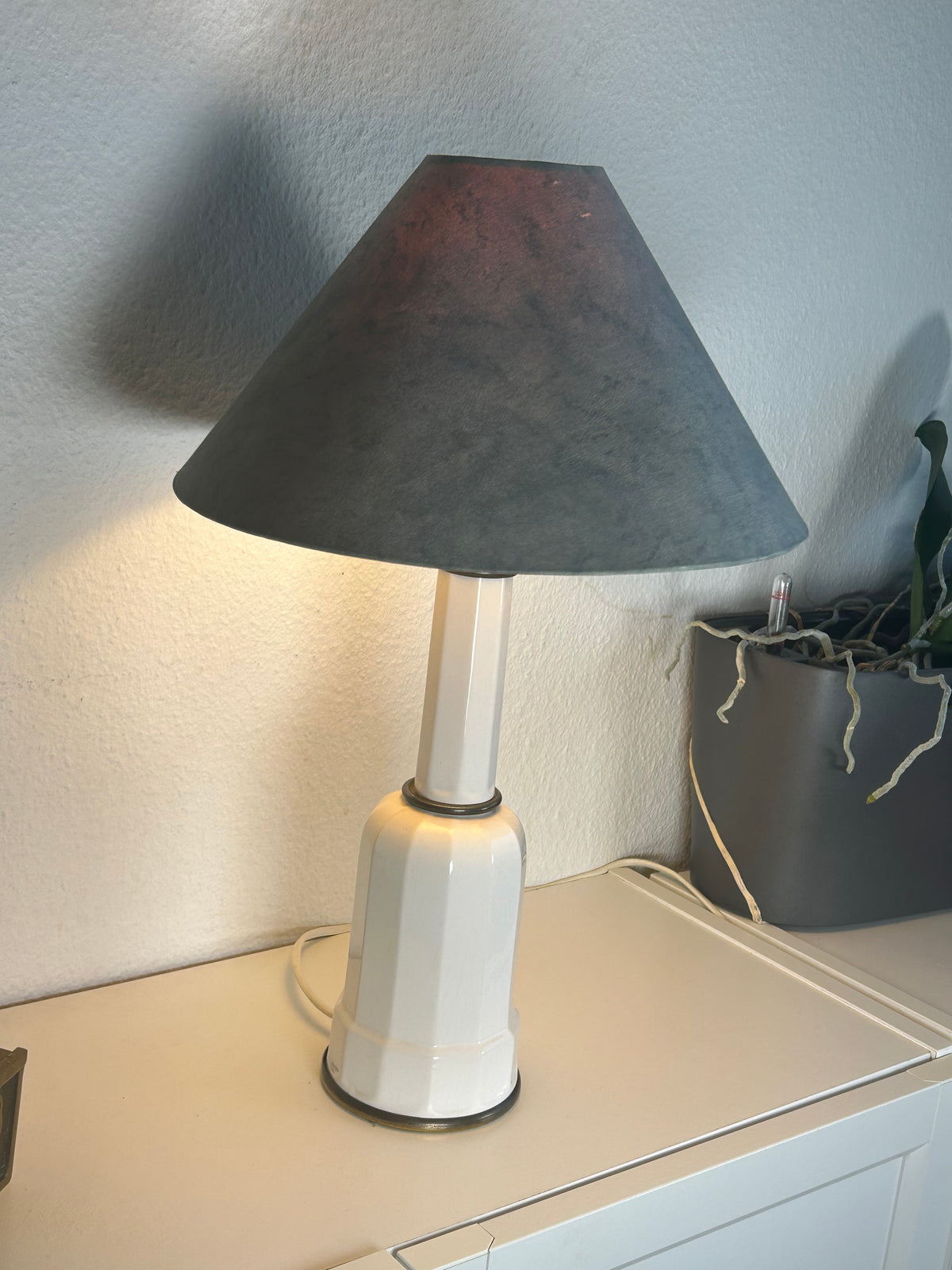 Stor Heiberg bordlampe i hvid keramik og messing med gråblå skærm – 46 cm - billede 7