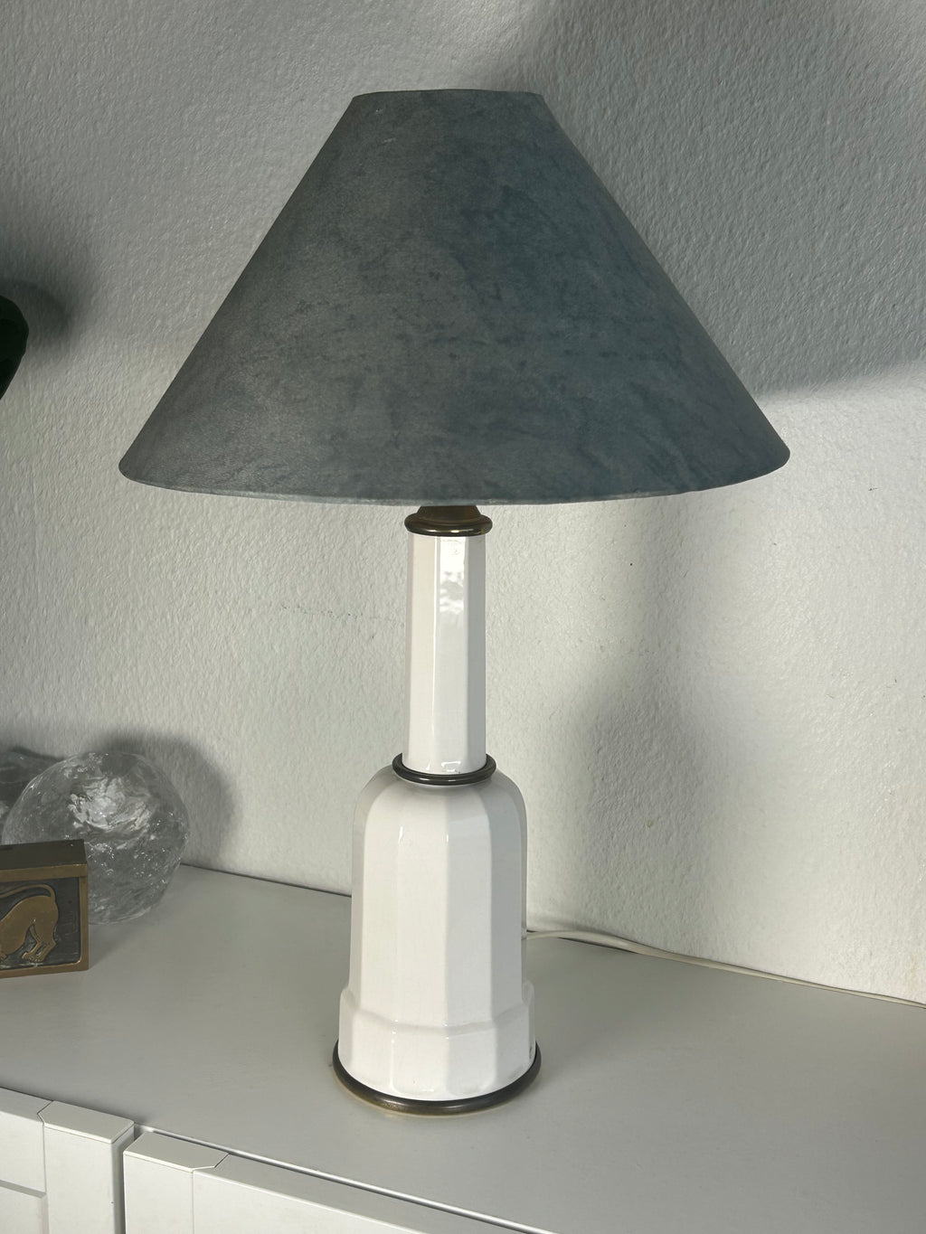 Stor Heiberg bordlampe i hvid keramik og messing med gråblå skærm – 46 cm - billede 9