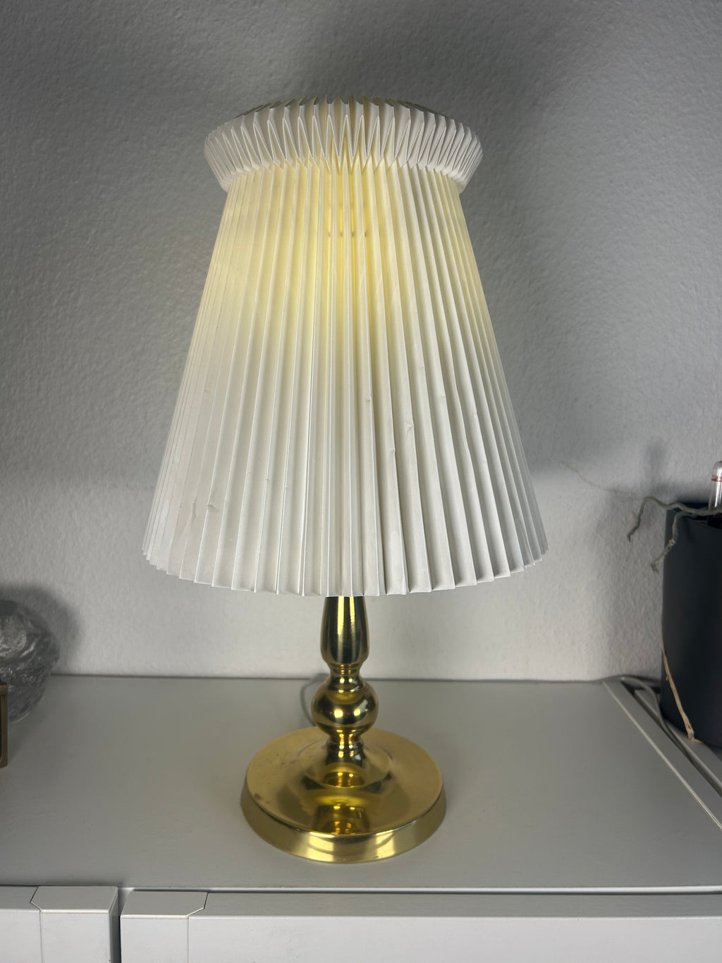 Vintage bordlampe i messing med LE KLINT 1/23 skærm og stativ – 44 cm - billede 1