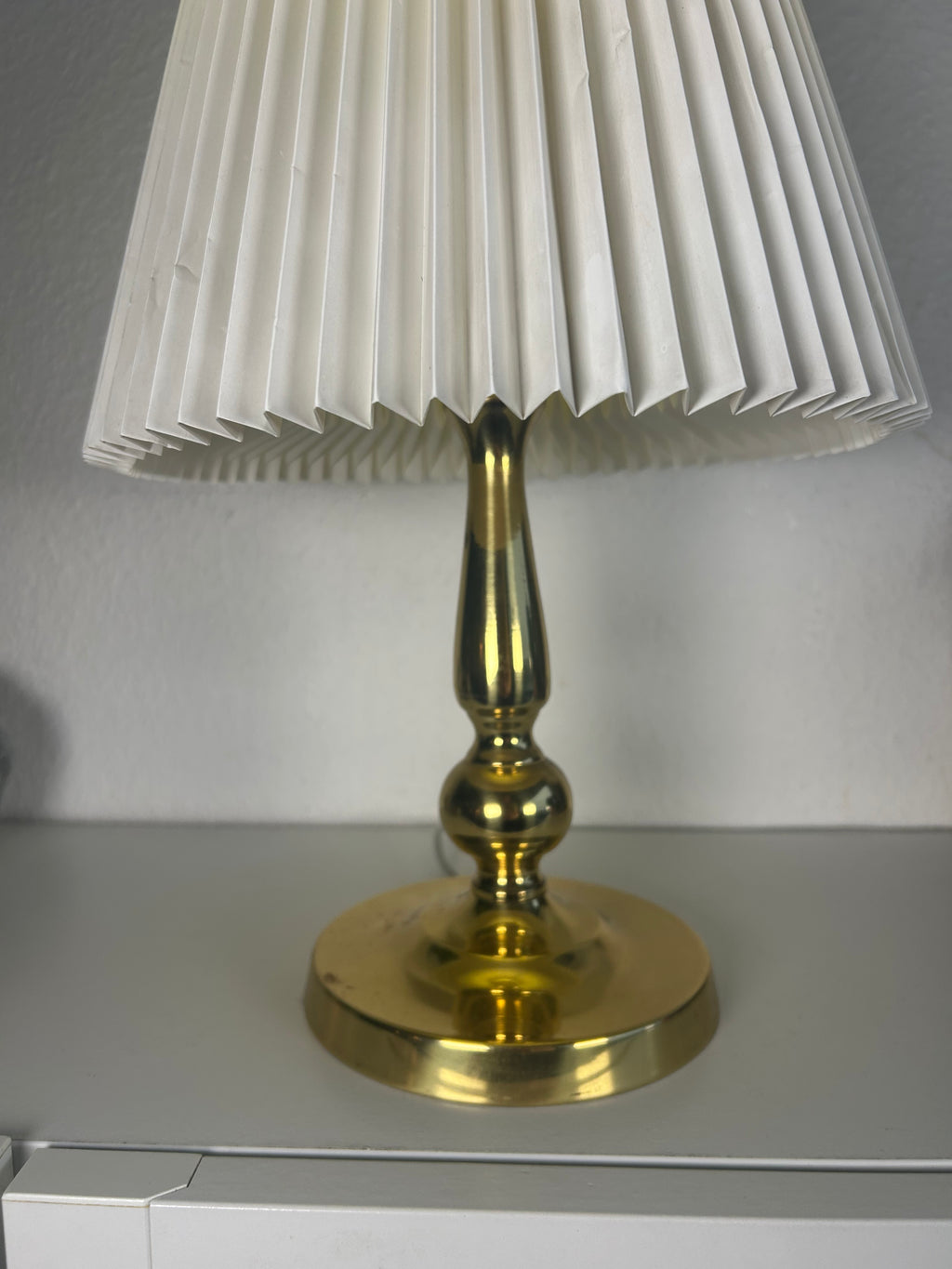 Vintage bordlampe i messing med LE KLINT 1/23 skærm og stativ – 44 cm - billede 2
