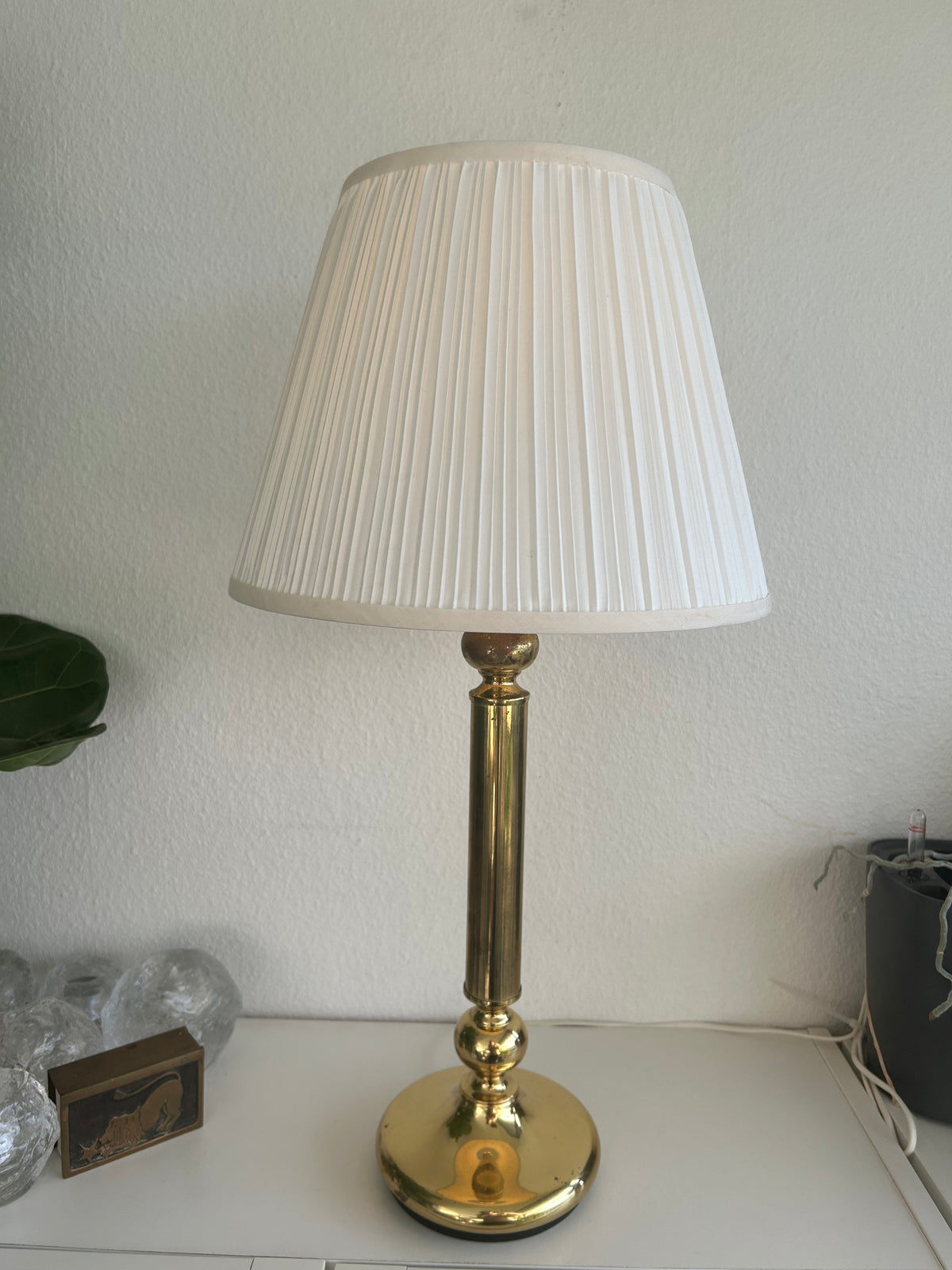 Vintage messingbordlampe med IKEA MYRHULT plisseret skærm – 64,5 cm - billede 1