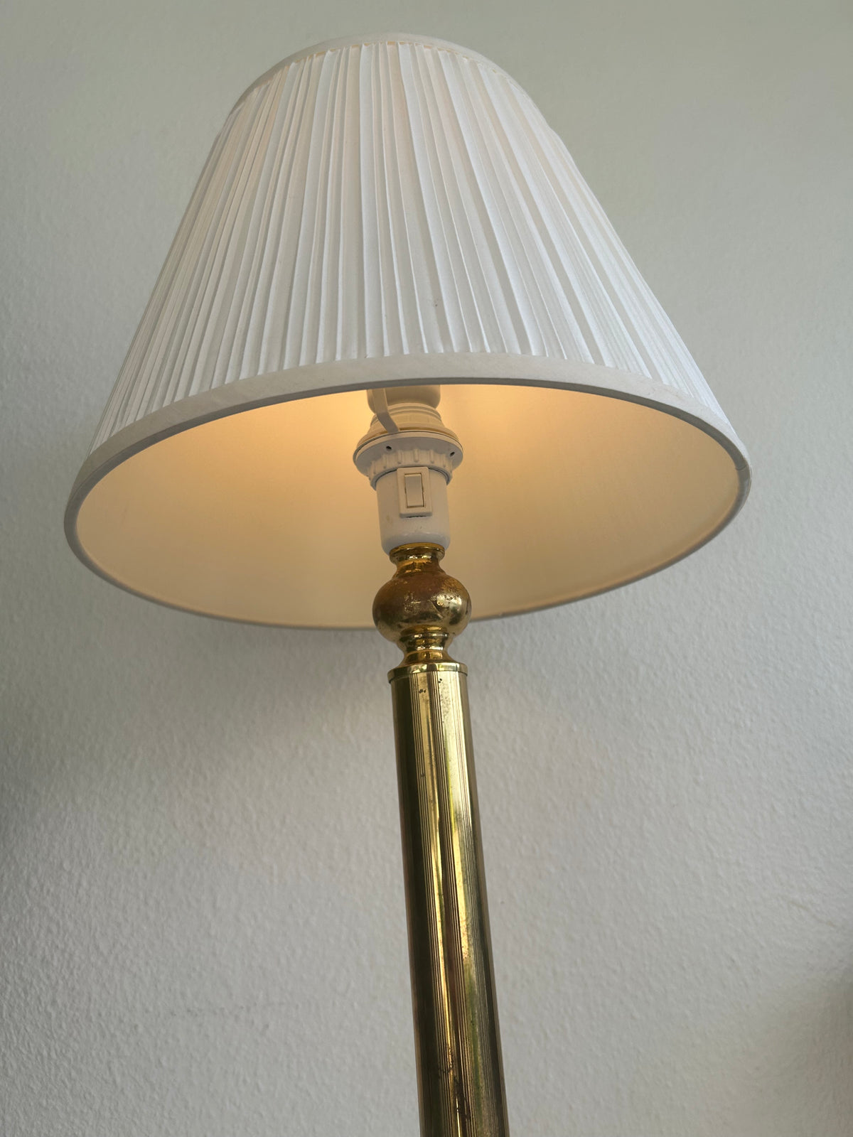 Vintage messingbordlampe med IKEA MYRHULT plisseret skærm – 64,5 cm - billede 3