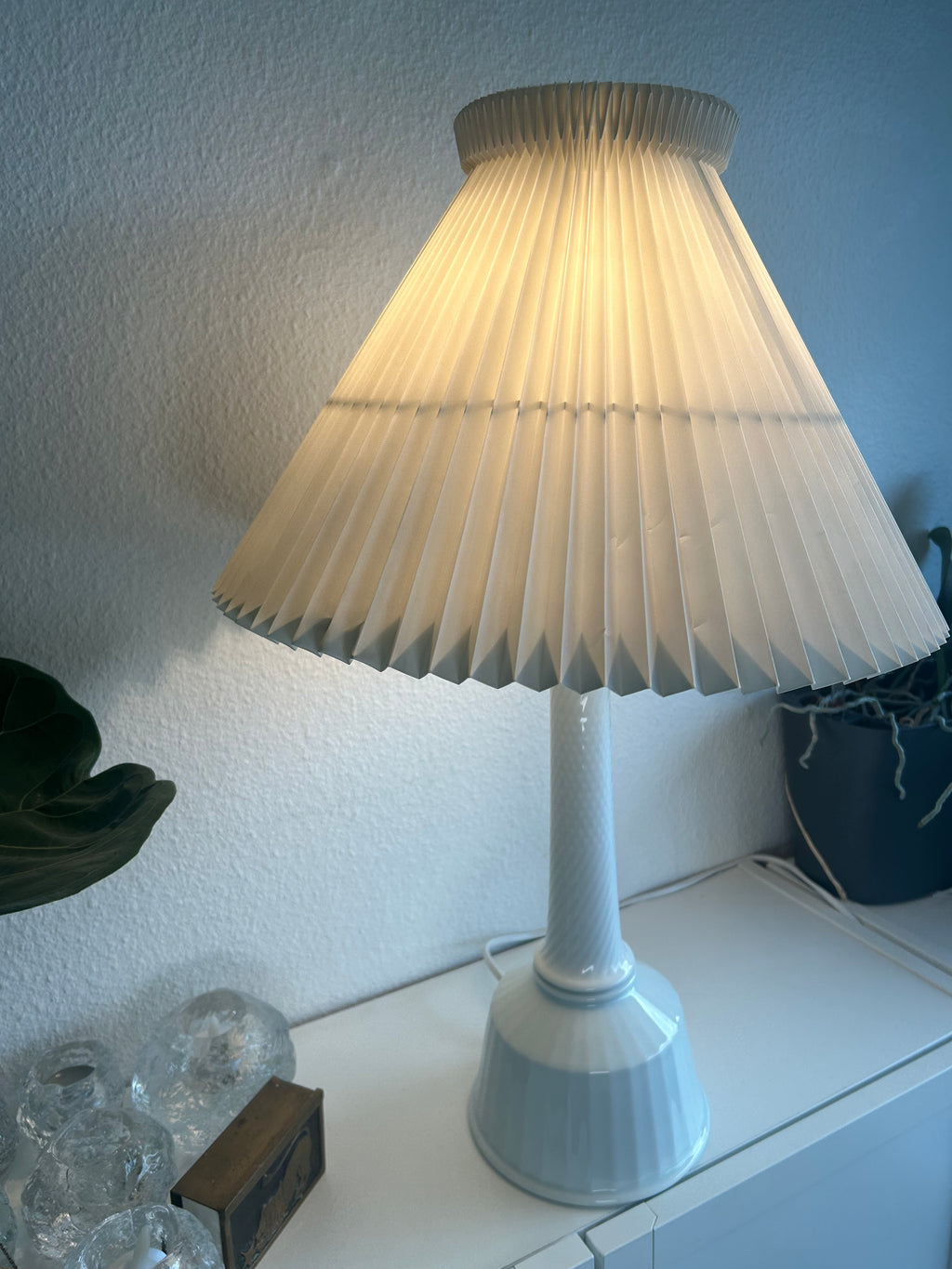 B&G 613 bordlampe i hvidt porcelæn med LE KLINT 1/27 skærm – 83 cm - billede 1