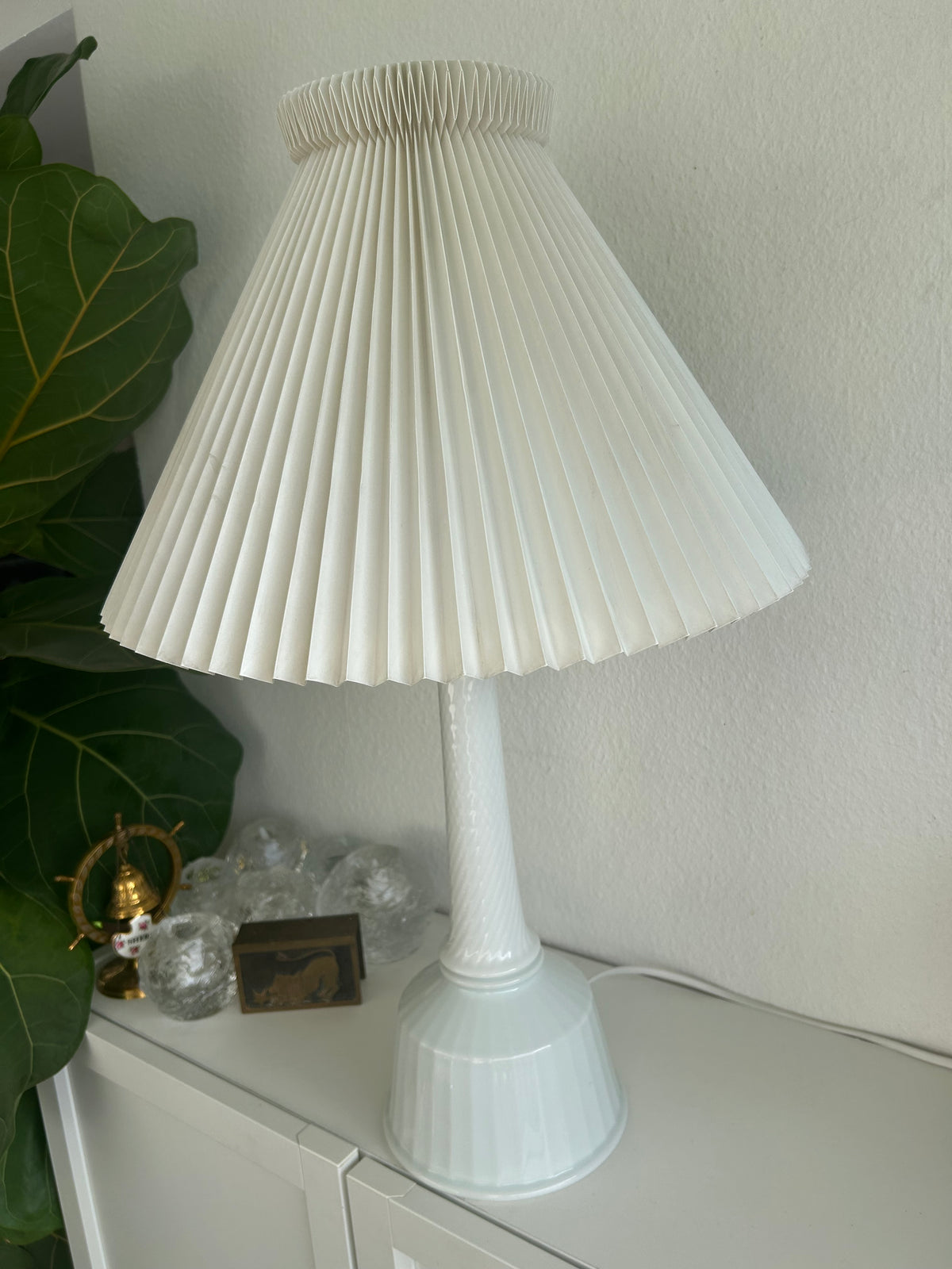 B&G 613 bordlampe i hvidt porcelæn med LE KLINT 1/27 skærm – 83 cm - billede 2