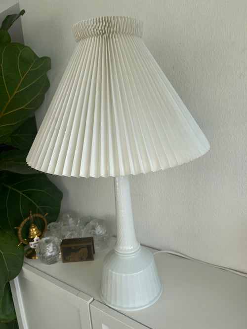 B&G 613 bordlampe i hvidt porcelæn med LE KLINT 1/27 skærm – 83 cm - billede 2