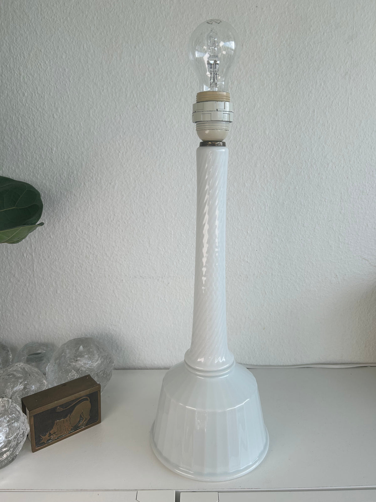 B&G 613 bordlampe i hvidt porcelæn med LE KLINT 1/27 skærm – 83 cm - billede 3