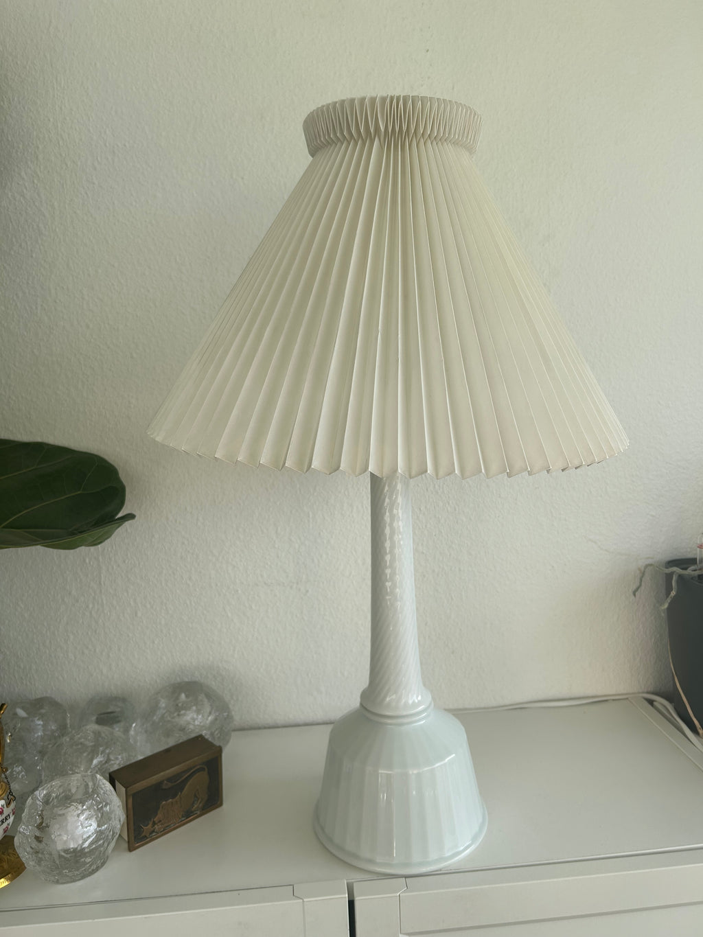 B&G 613 bordlampe i hvidt porcelæn med LE KLINT 1/27 skærm – 83 cm - billede 6