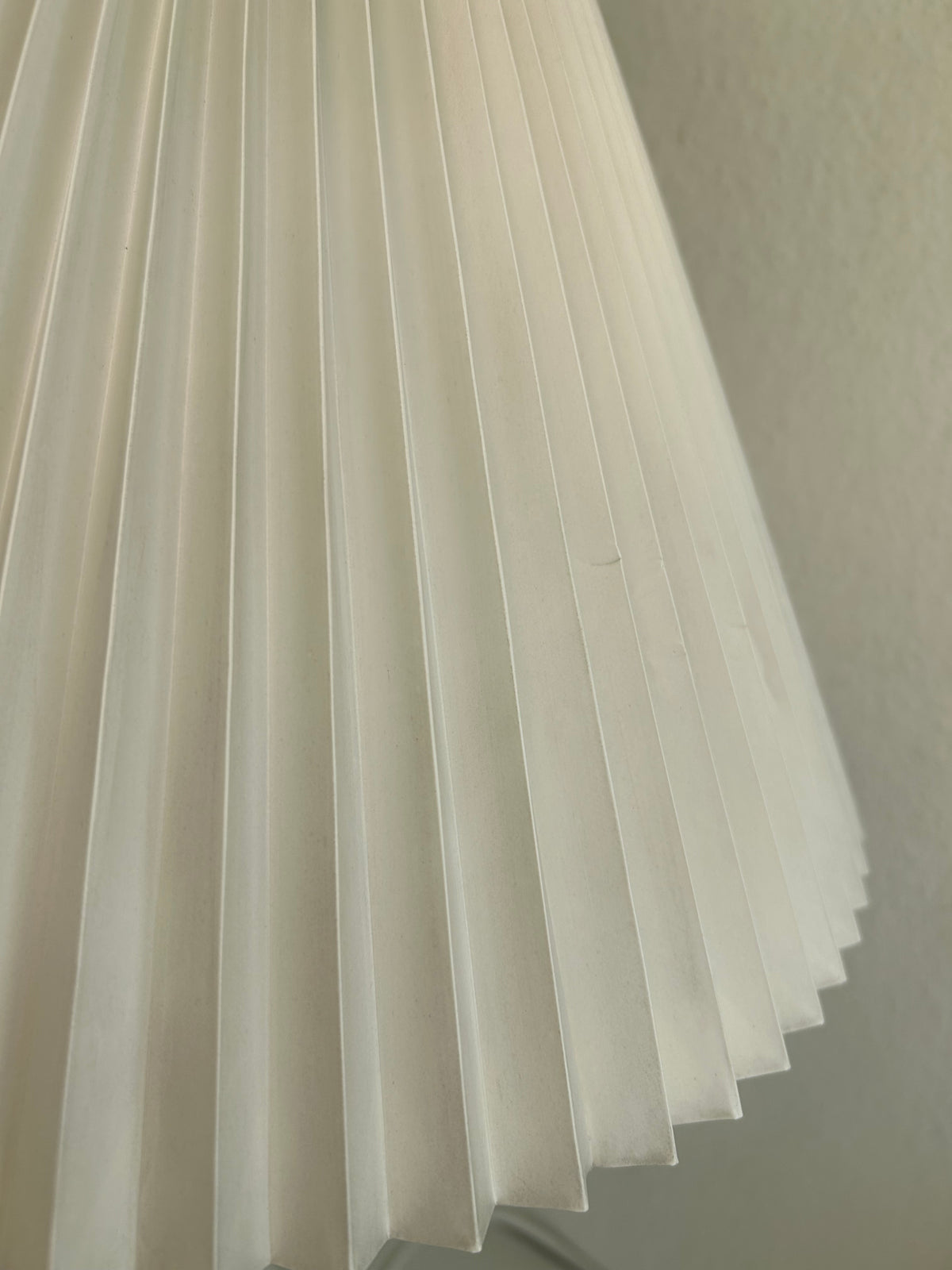 B&G 613 bordlampe i hvidt porcelæn med LE KLINT 1/27 skærm – 83 cm - billede 8