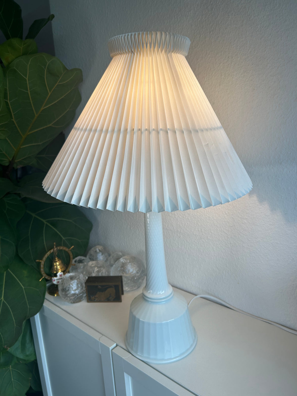 B&G 613 bordlampe i hvidt porcelæn med LE KLINT 1/27 skærm – 83 cm - billede 9