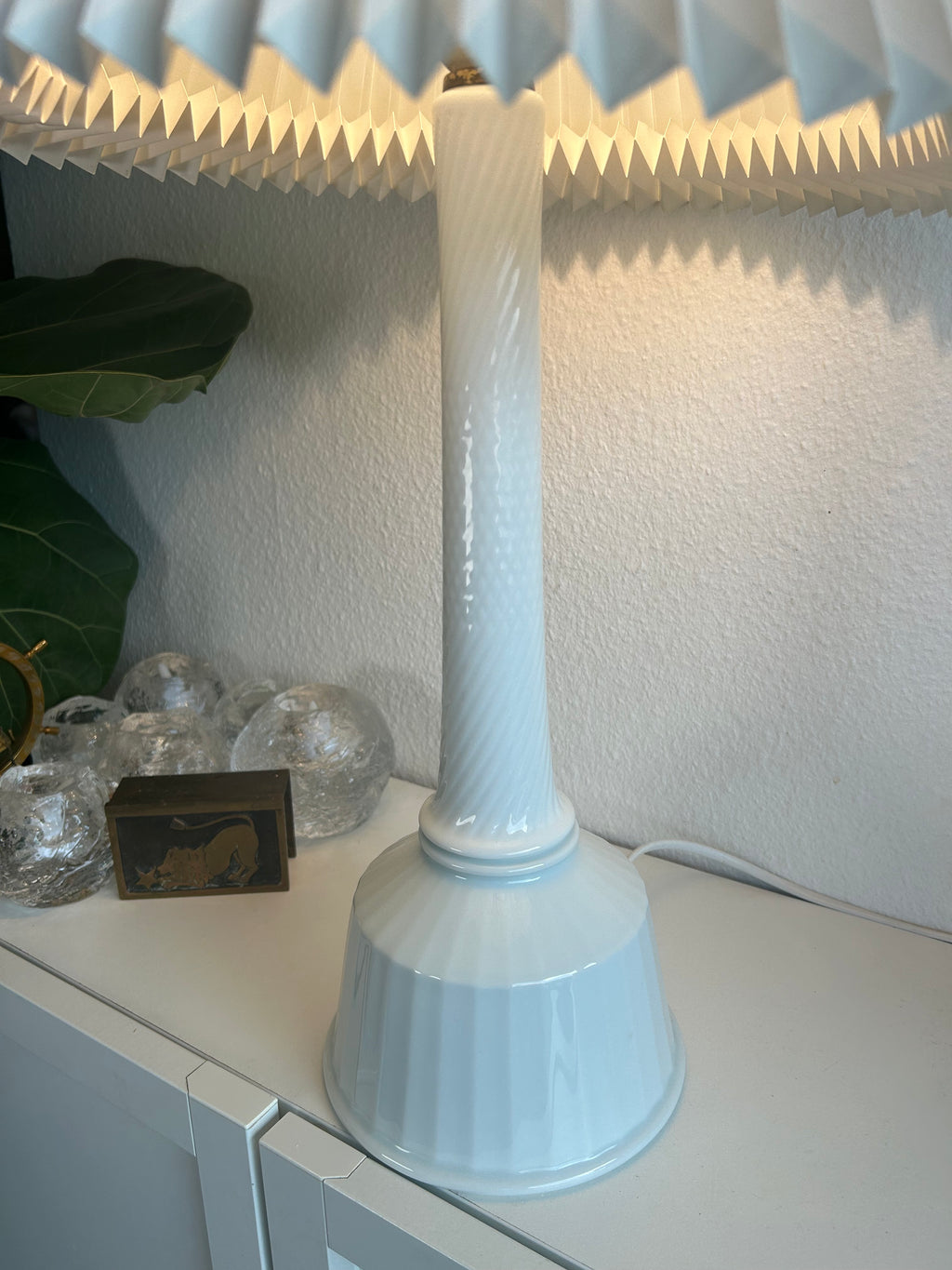 B&G 613 bordlampe i hvidt porcelæn med LE KLINT 1/27 skærm – 83 cm - billede 10