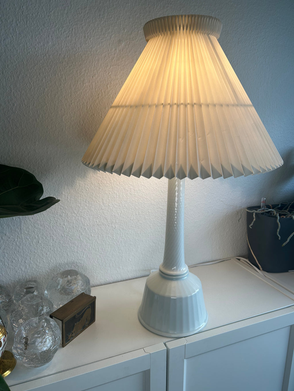 B&G 613 bordlampe i hvidt porcelæn med LE KLINT 1/27 skærm – 83 cm - billede 11