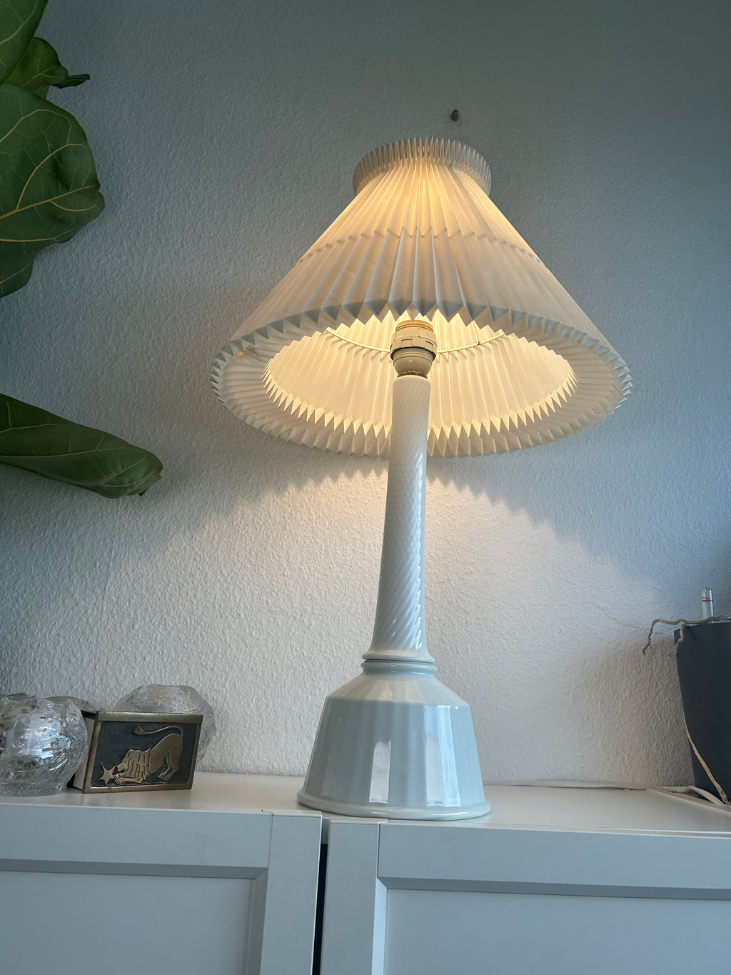B&G 613 bordlampe i hvidt porcelæn med LE KLINT 1/27 skærm – 83 cm - billede 12