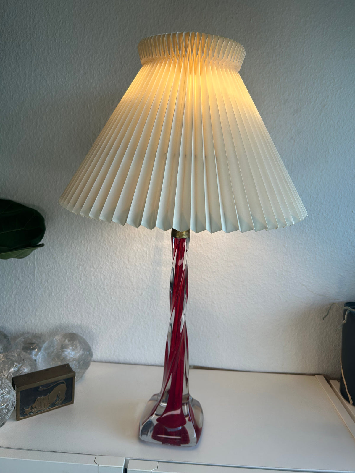 Murano vintage rød twisted glasbordlampe med LE KLINT 1/23 skærm – 62 cm - billede 3