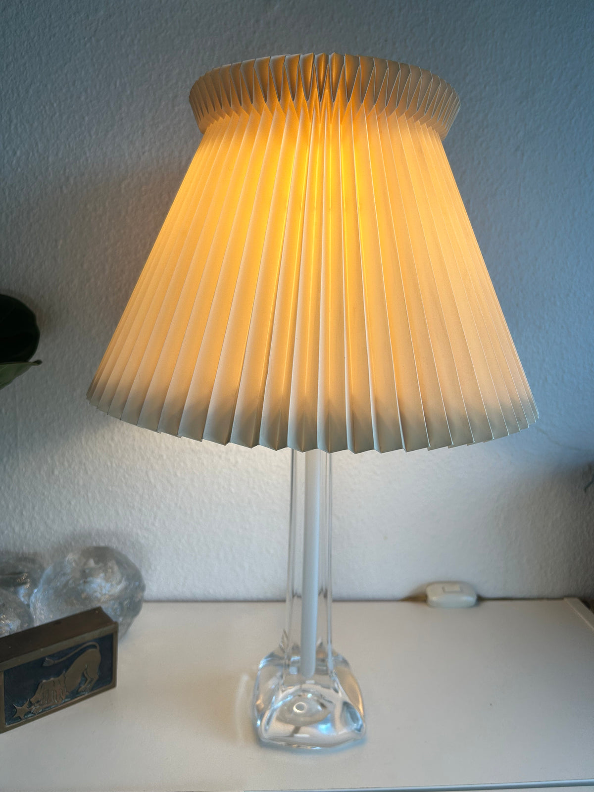 Vintage glasbordlampe med hvid center og LE KLINT 1/21 skærm – 51 cm - billede 1