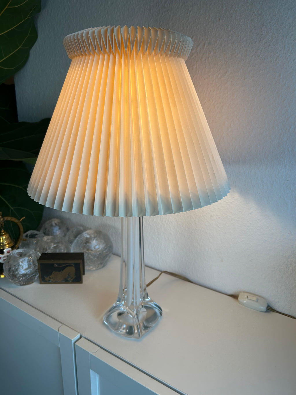 Vintage glasbordlampe med hvid center og LE KLINT 1/21 skærm – 51 cm - billede 2