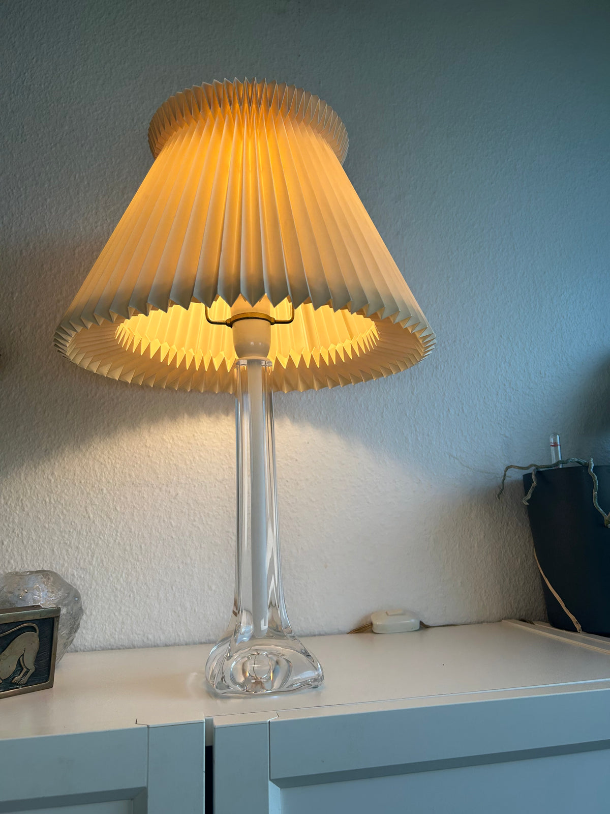 Vintage glasbordlampe med hvid center og LE KLINT 1/21 skærm – 51 cm - billede 3