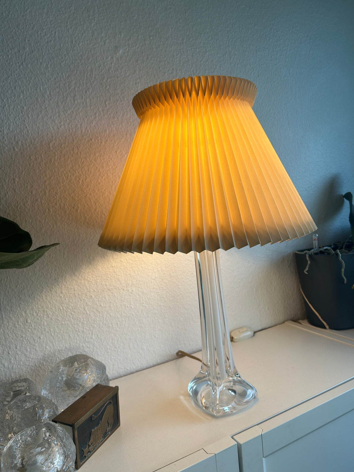 Vintage glasbordlampe med hvid center og LE KLINT 1/21 skærm – 51 cm - billede 4