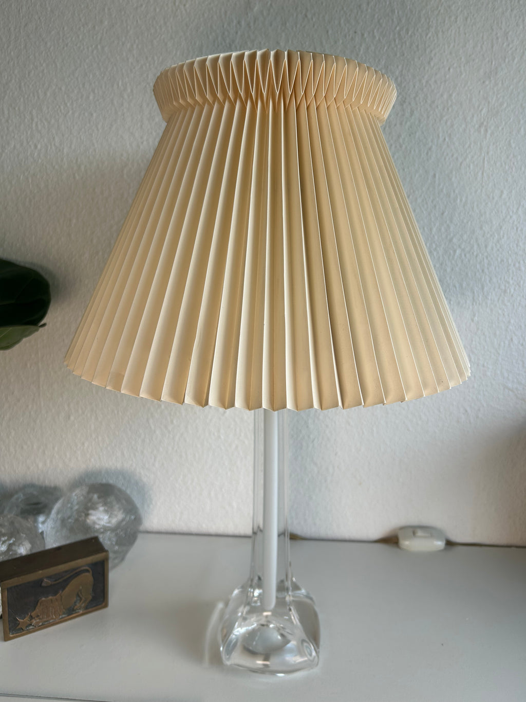 Vintage glasbordlampe med hvid center og LE KLINT 1/21 skærm – 51 cm - billede 6