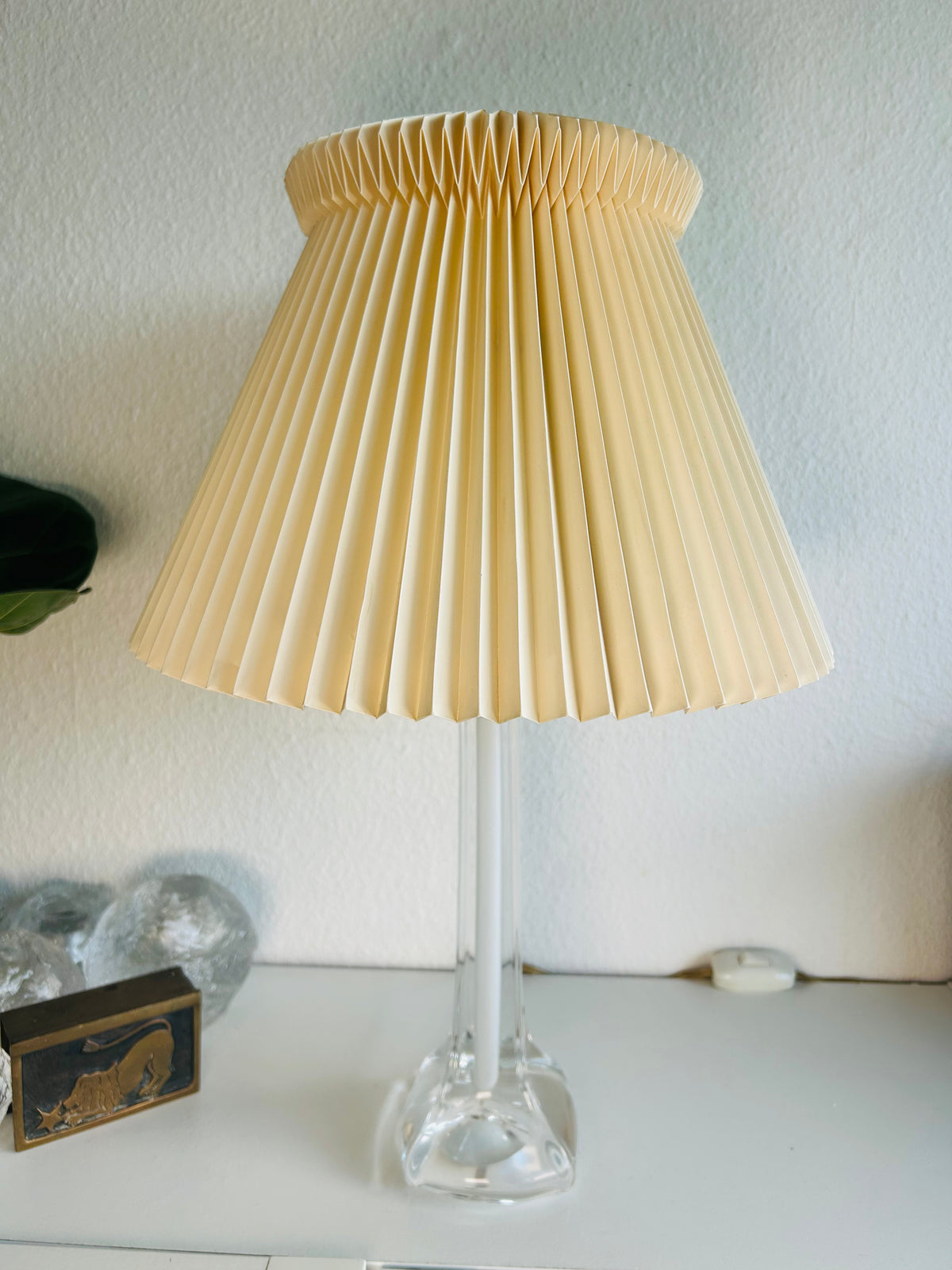 Vintage glasbordlampe med hvid center og LE KLINT 1/21 skærm – 51 cm - billede 7