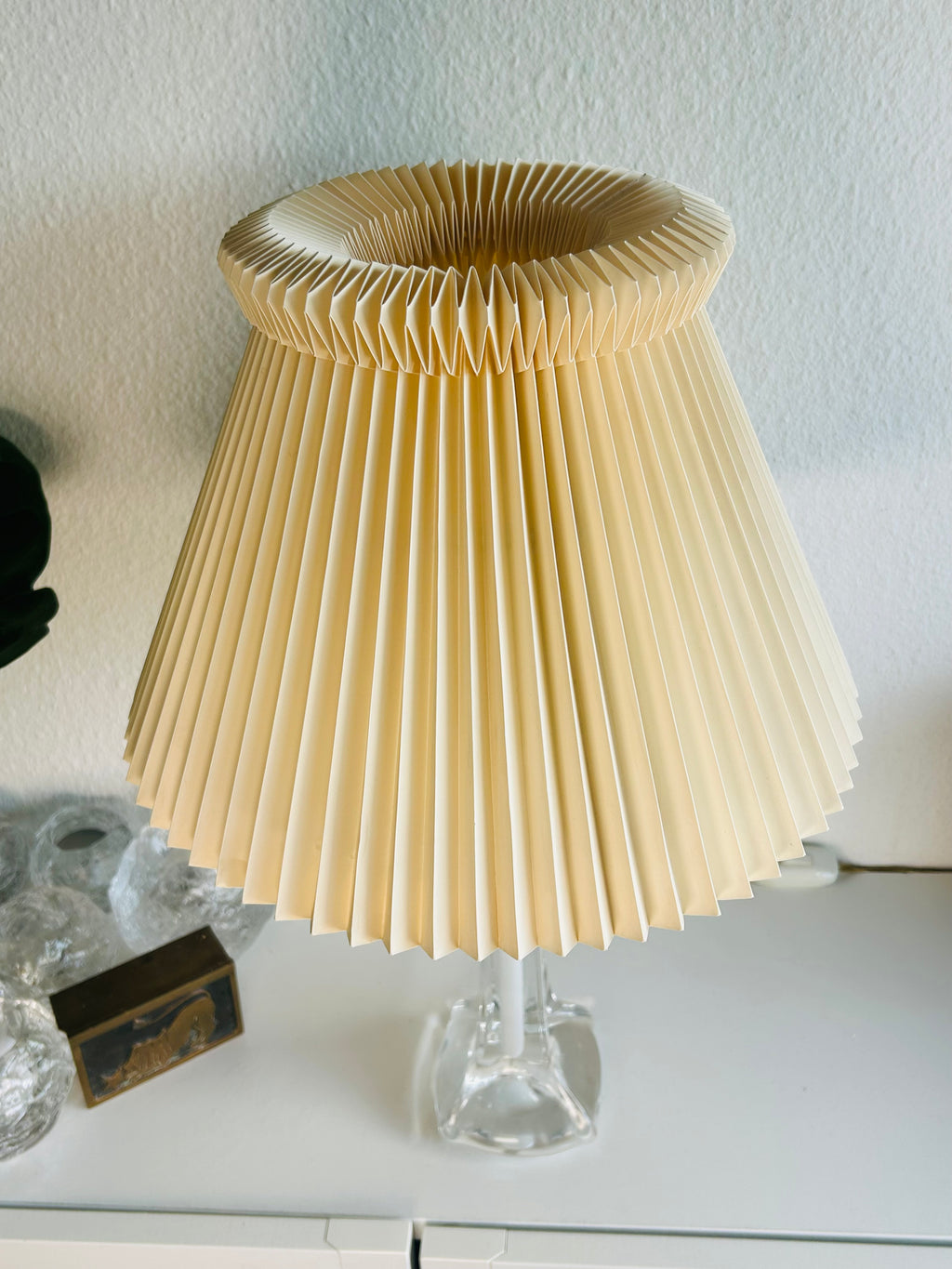 Vintage glasbordlampe med hvid center og LE KLINT 1/21 skærm – 51 cm - billede 9
