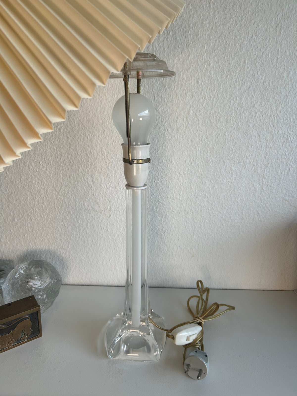 Vintage glasbordlampe med hvid center og LE KLINT 1/21 skærm – 51 cm - billede 13