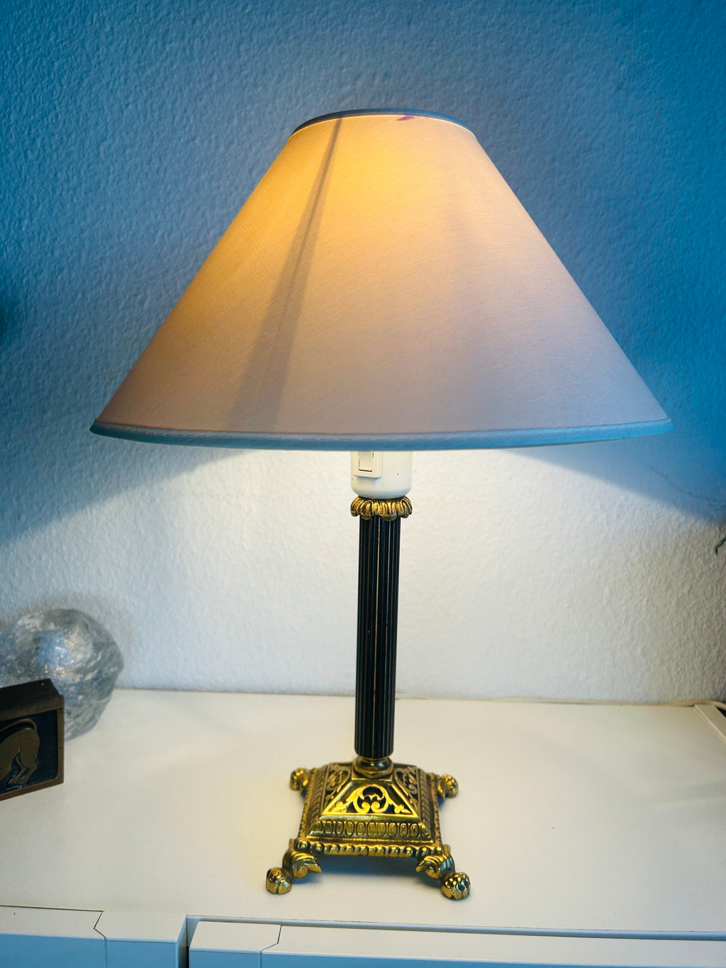 Vintage bordlampe i messing med sort riflet stamme og stofskærm – 42 cm - billede 1