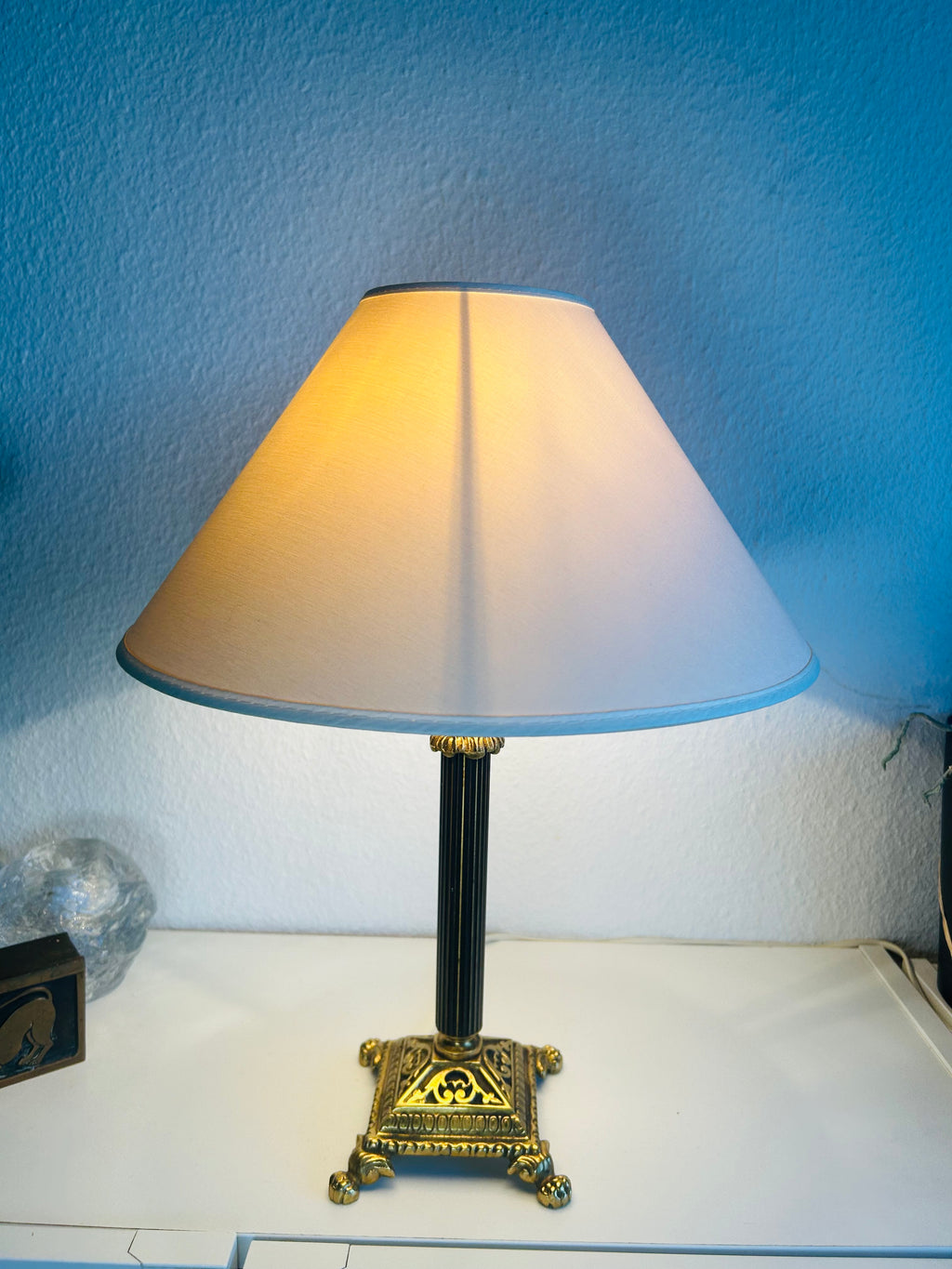 Vintage bordlampe i messing med sort riflet stamme og stofskærm – 42 cm - billede 2