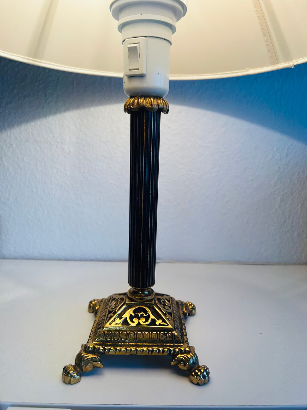 Vintage bordlampe i messing med sort riflet stamme og stofskærm – 42 cm - billede 3
