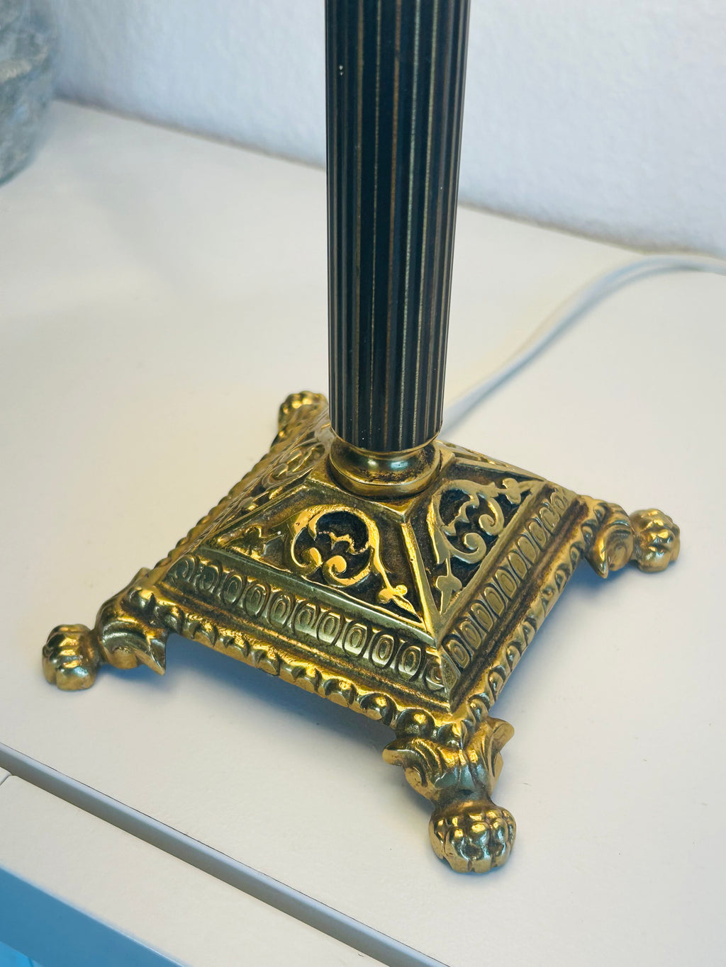 Vintage bordlampe i messing med sort riflet stamme og stofskærm – 42 cm - billede 4