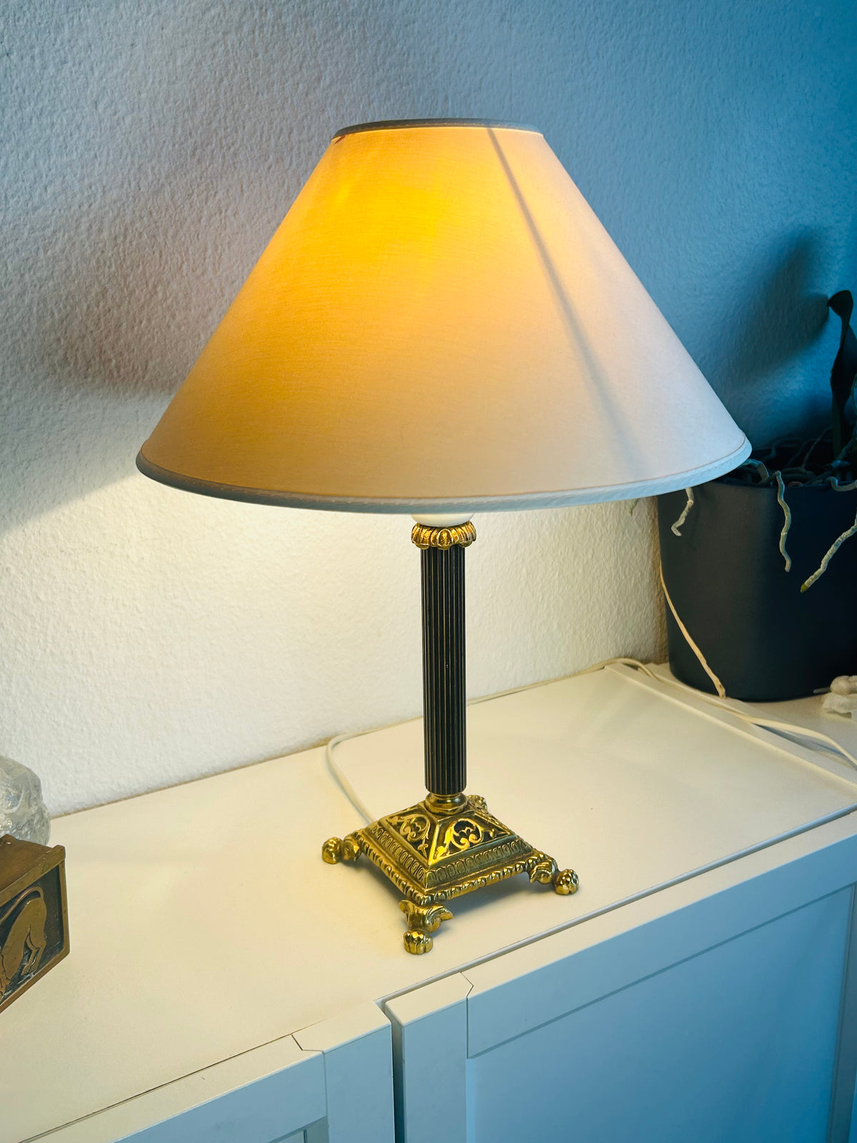 Vintage bordlampe i messing med sort riflet stamme og stofskærm – 42 cm - billede 5