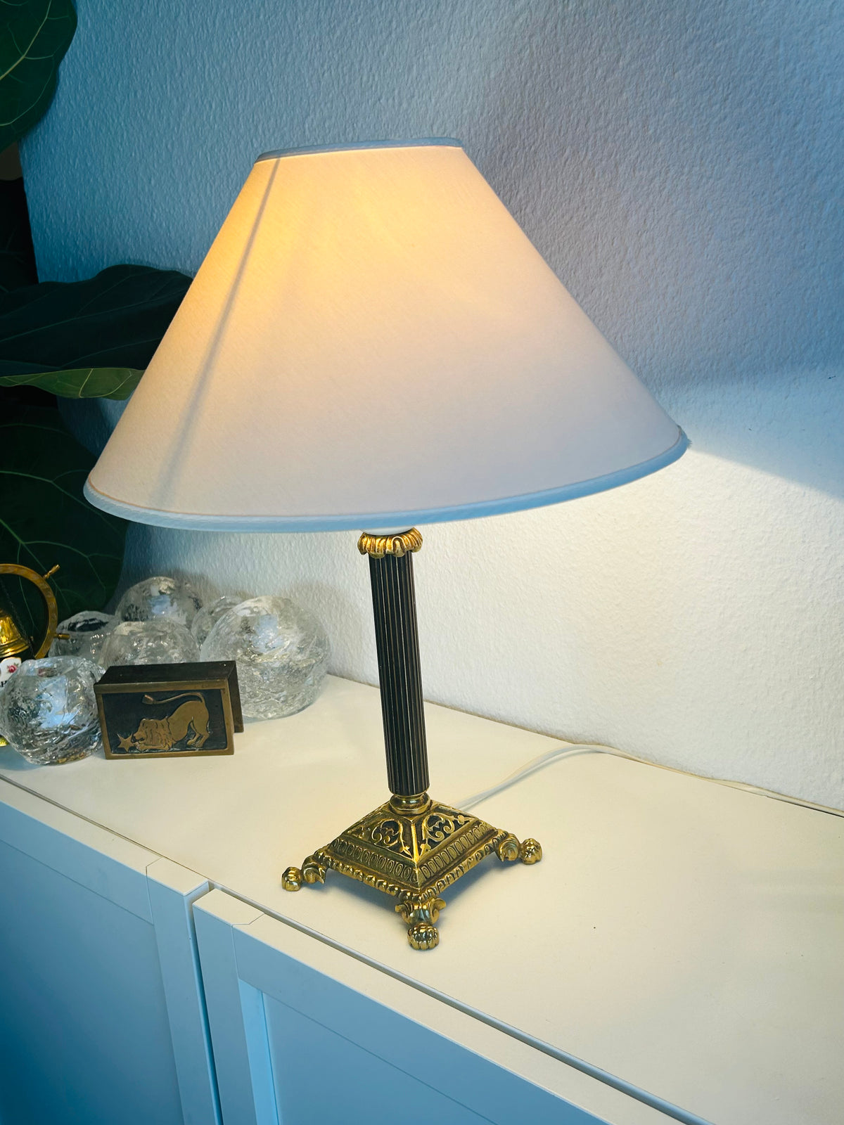 Vintage bordlampe i messing med sort riflet stamme og stofskærm – 42 cm - billede 6