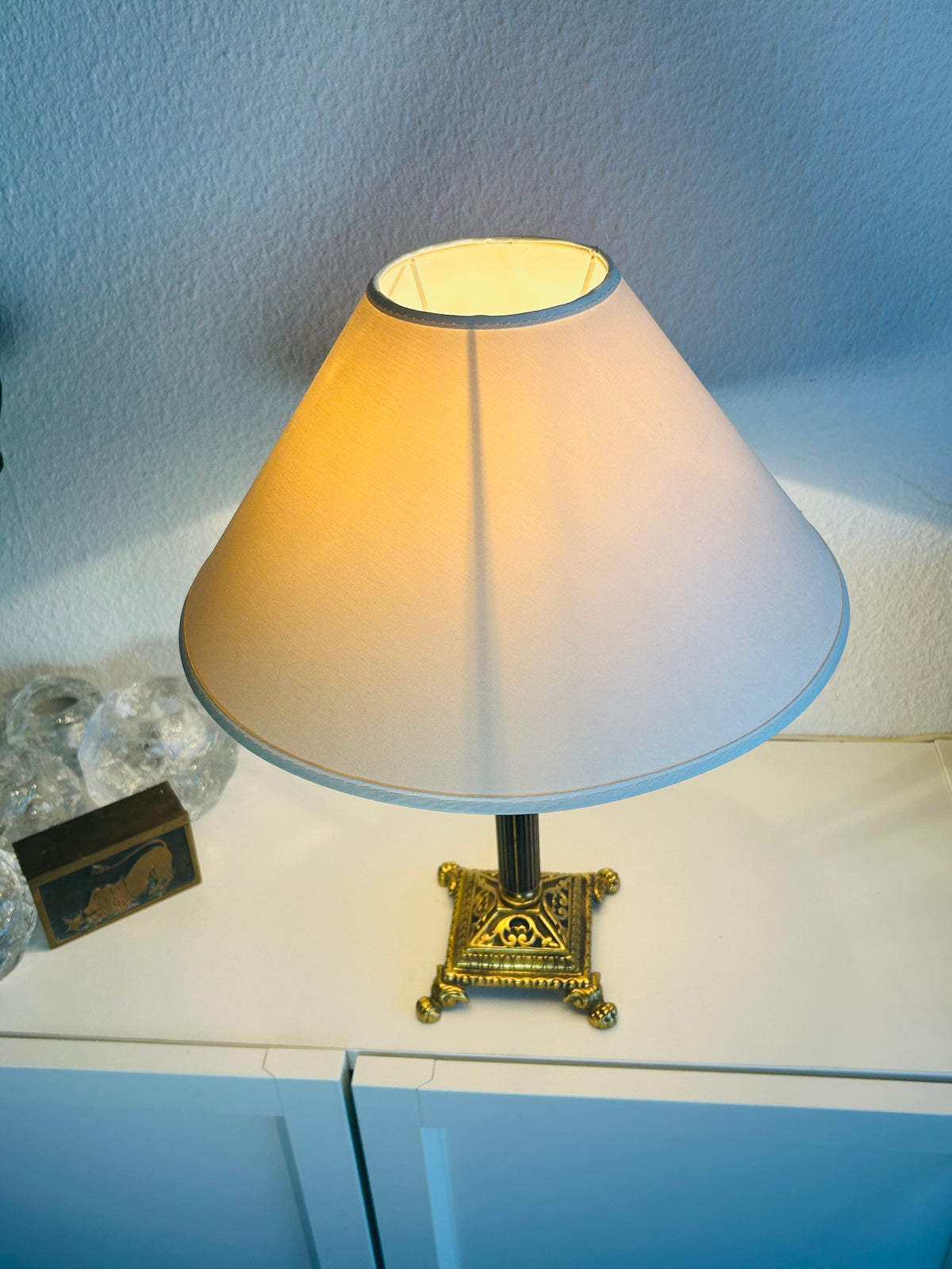 Vintage bordlampe i messing med sort riflet stamme og stofskærm – 42 cm - billede 7