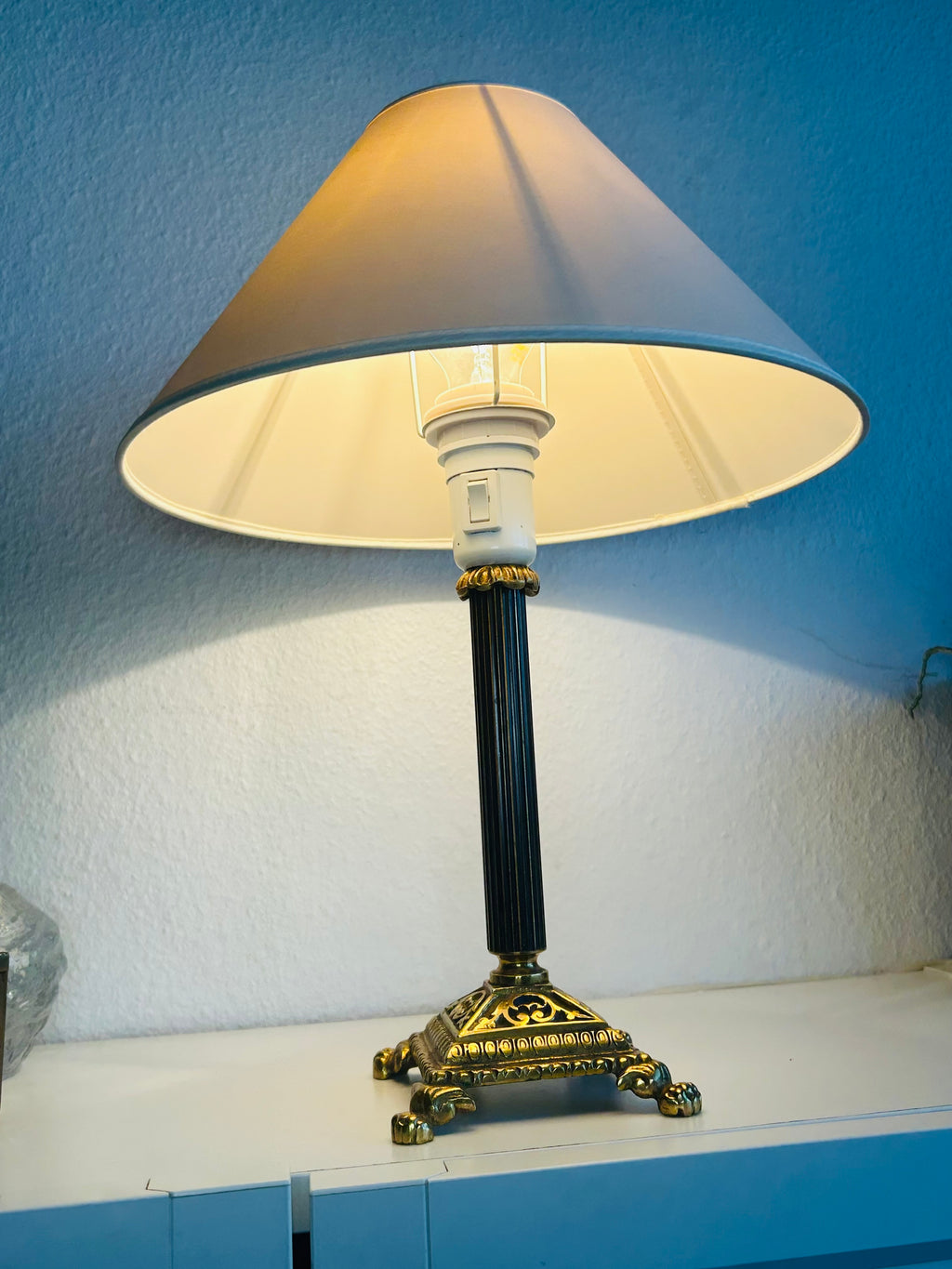 Vintage bordlampe i messing med sort riflet stamme og stofskærm – 42 cm - billede 8