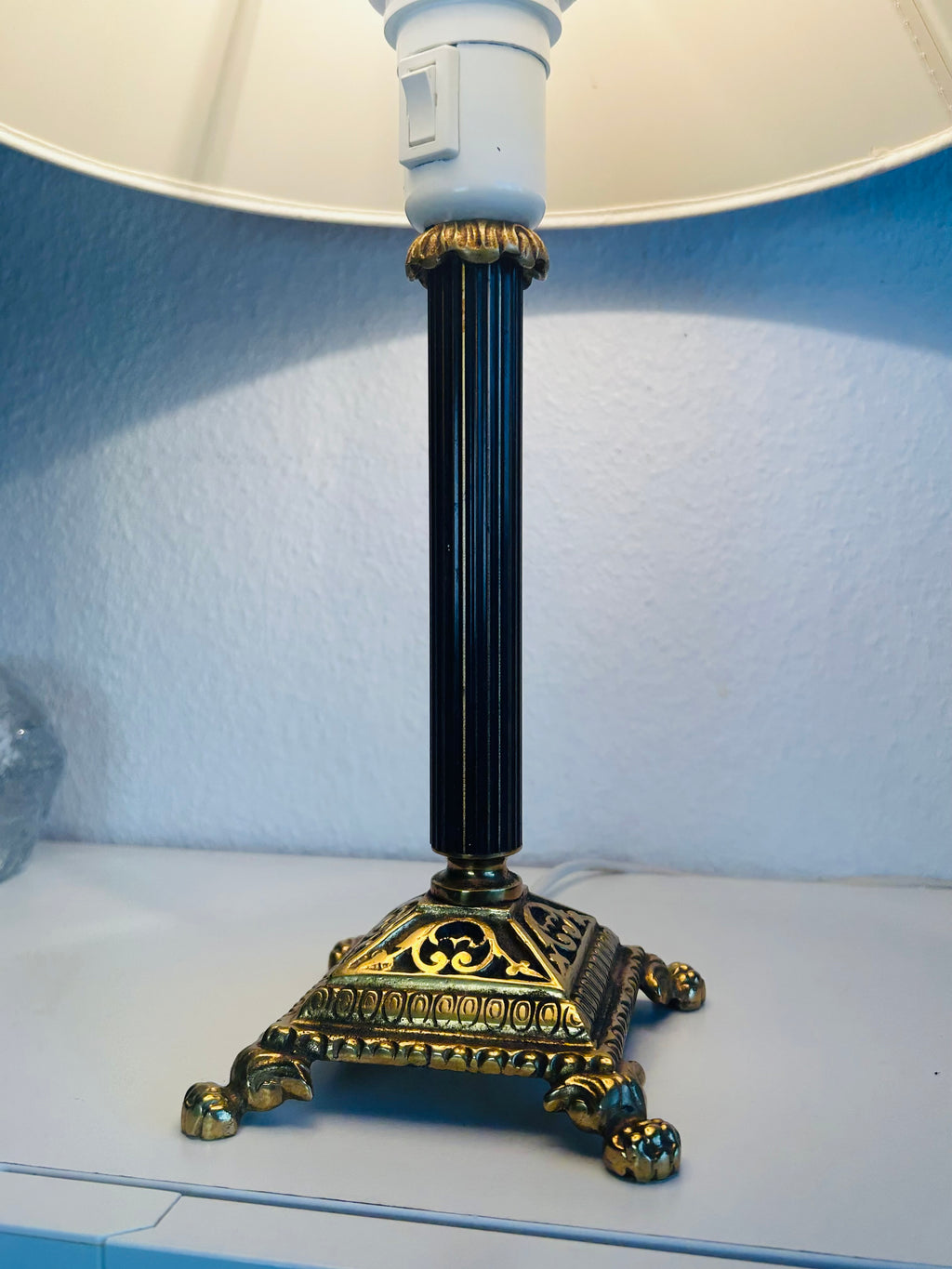 Vintage bordlampe i messing med sort riflet stamme og stofskærm – 42 cm - billede 9