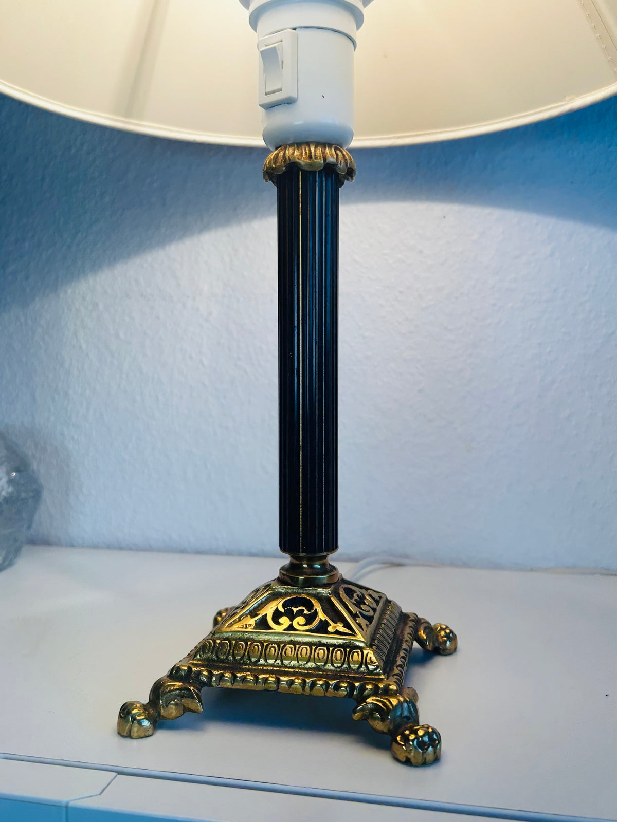 Vintage bordlampe i messing med sort riflet stamme og stofskærm – 42 cm - billede 9