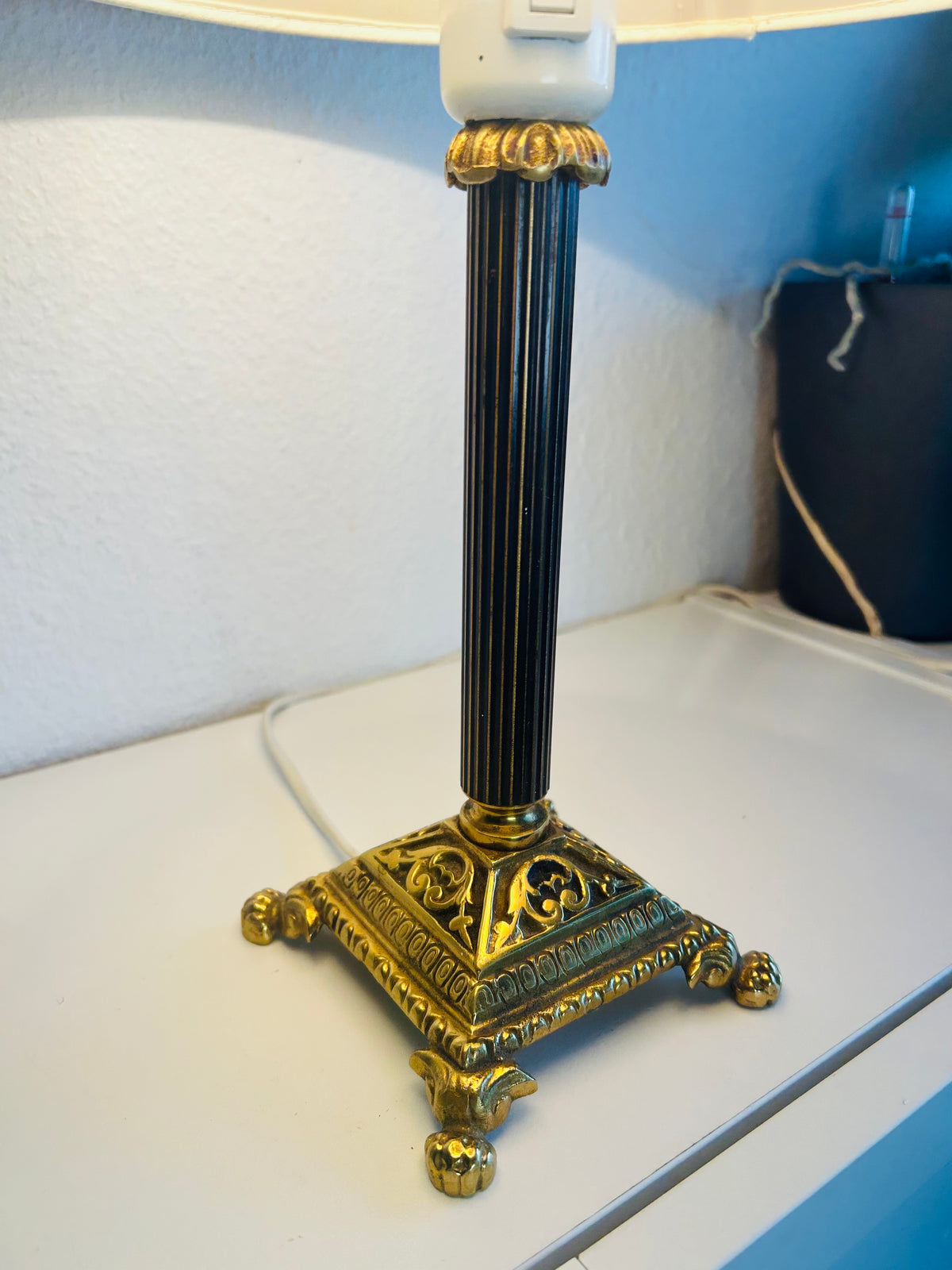 Vintage bordlampe i messing med sort riflet stamme og stofskærm – 42 cm - billede 10