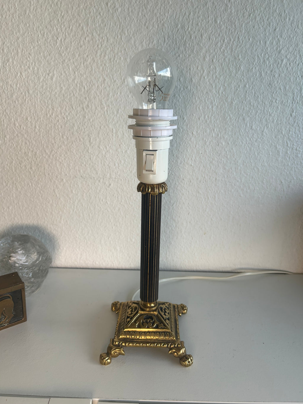 Vintage bordlampe i messing med sort riflet stamme og stofskærm – 42 cm - billede 11