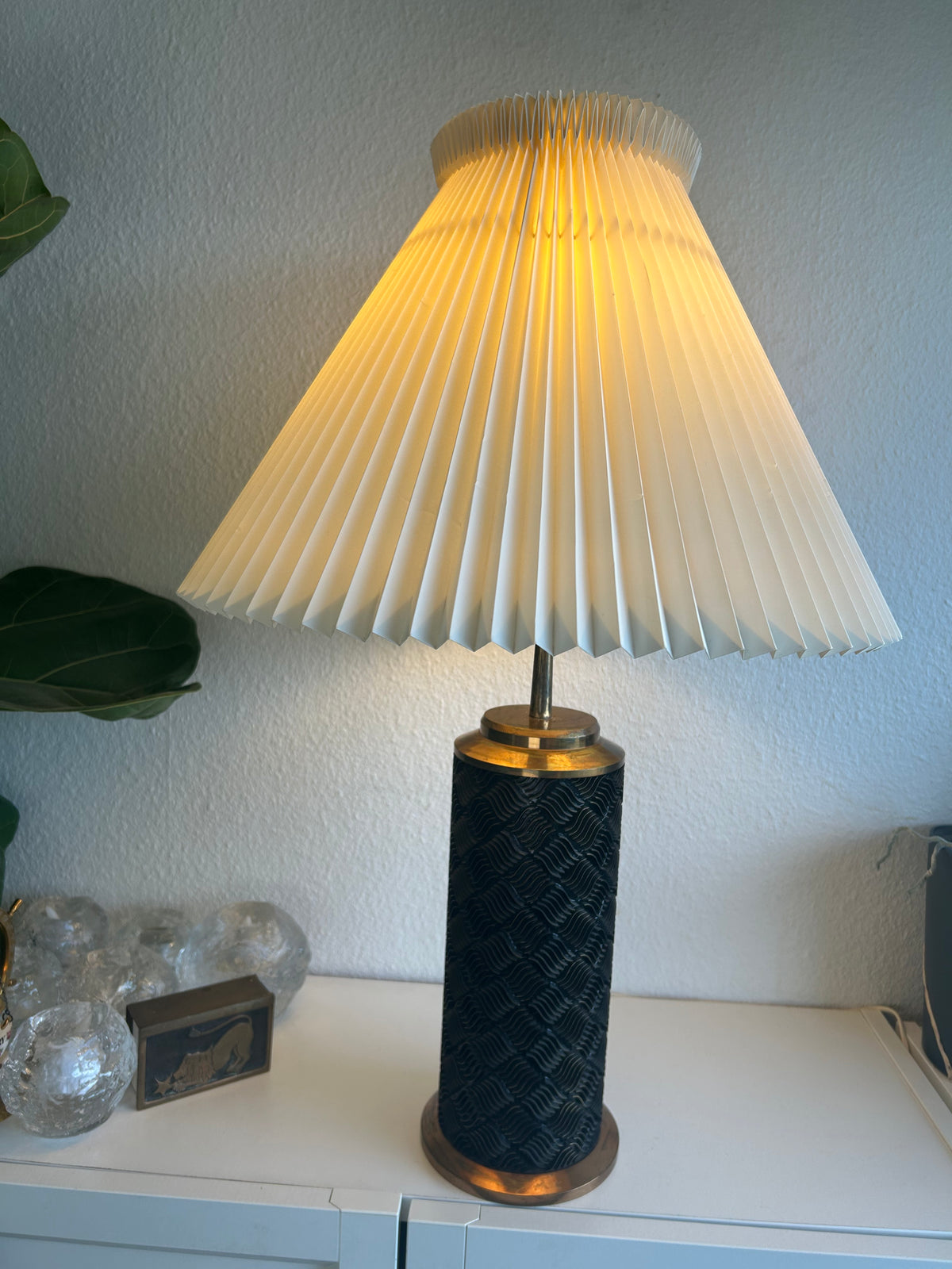 Stor vintage bordlampe i sort struktur med messing og LE KLINT 1/30 skærm – 66 cm - billede 1