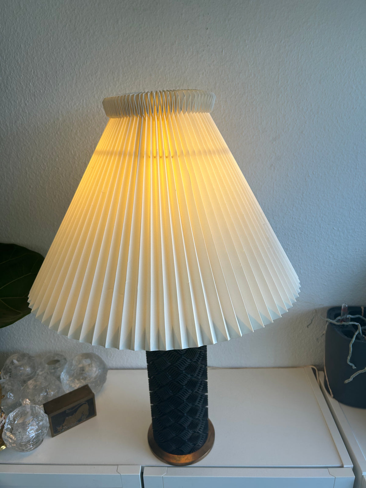 Stor vintage bordlampe i sort struktur med messing og LE KLINT 1/30 skærm – 66 cm - billede 2