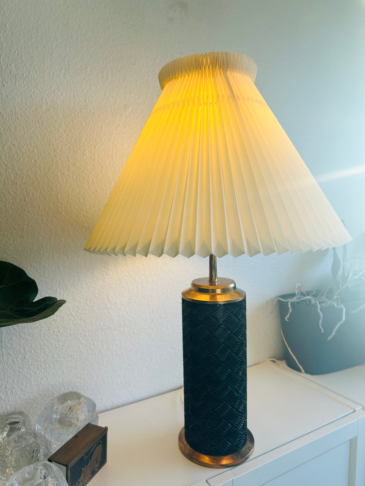 Stor vintage bordlampe i sort struktur med messing og LE KLINT 1/30 skærm – 66 cm - billede 3