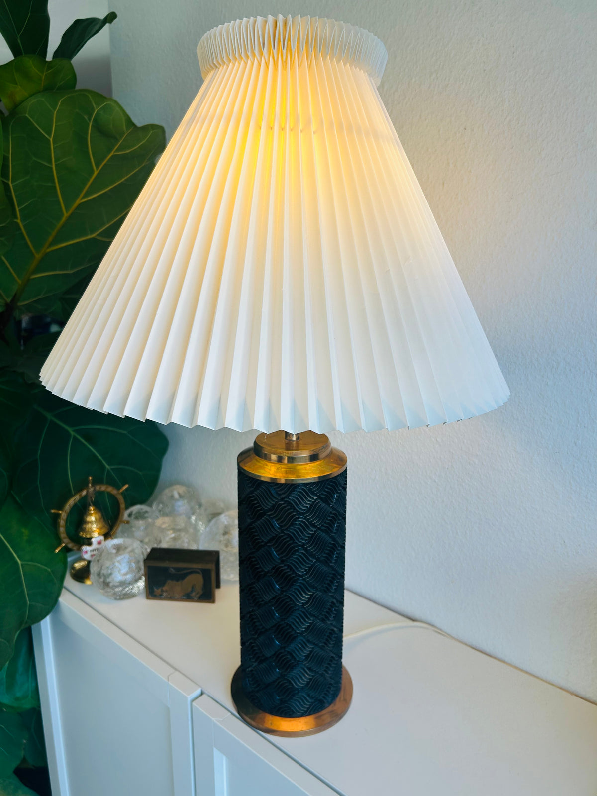 Stor vintage bordlampe i sort struktur med messing og LE KLINT 1/30 skærm – 66 cm - billede 4