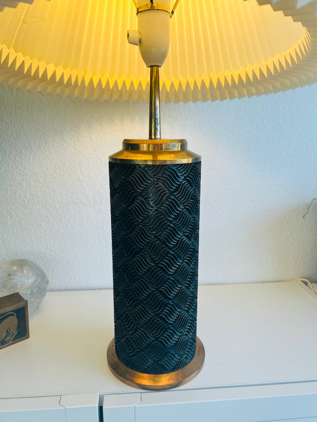 Stor vintage bordlampe i sort struktur med messing og LE KLINT 1/30 skærm – 66 cm - billede 5