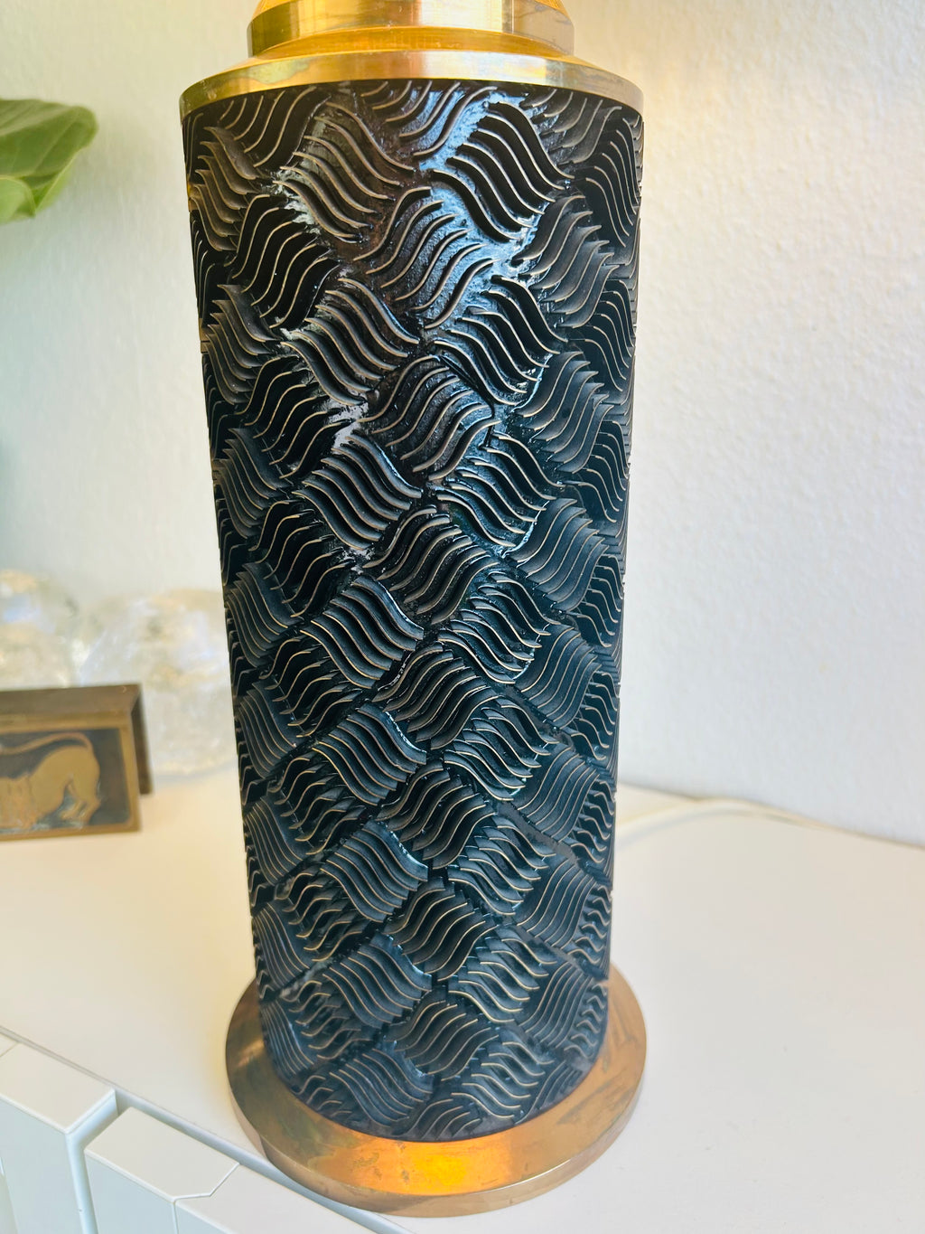 Stor vintage bordlampe i sort struktur med messing og LE KLINT 1/30 skærm – 66 cm - billede 6