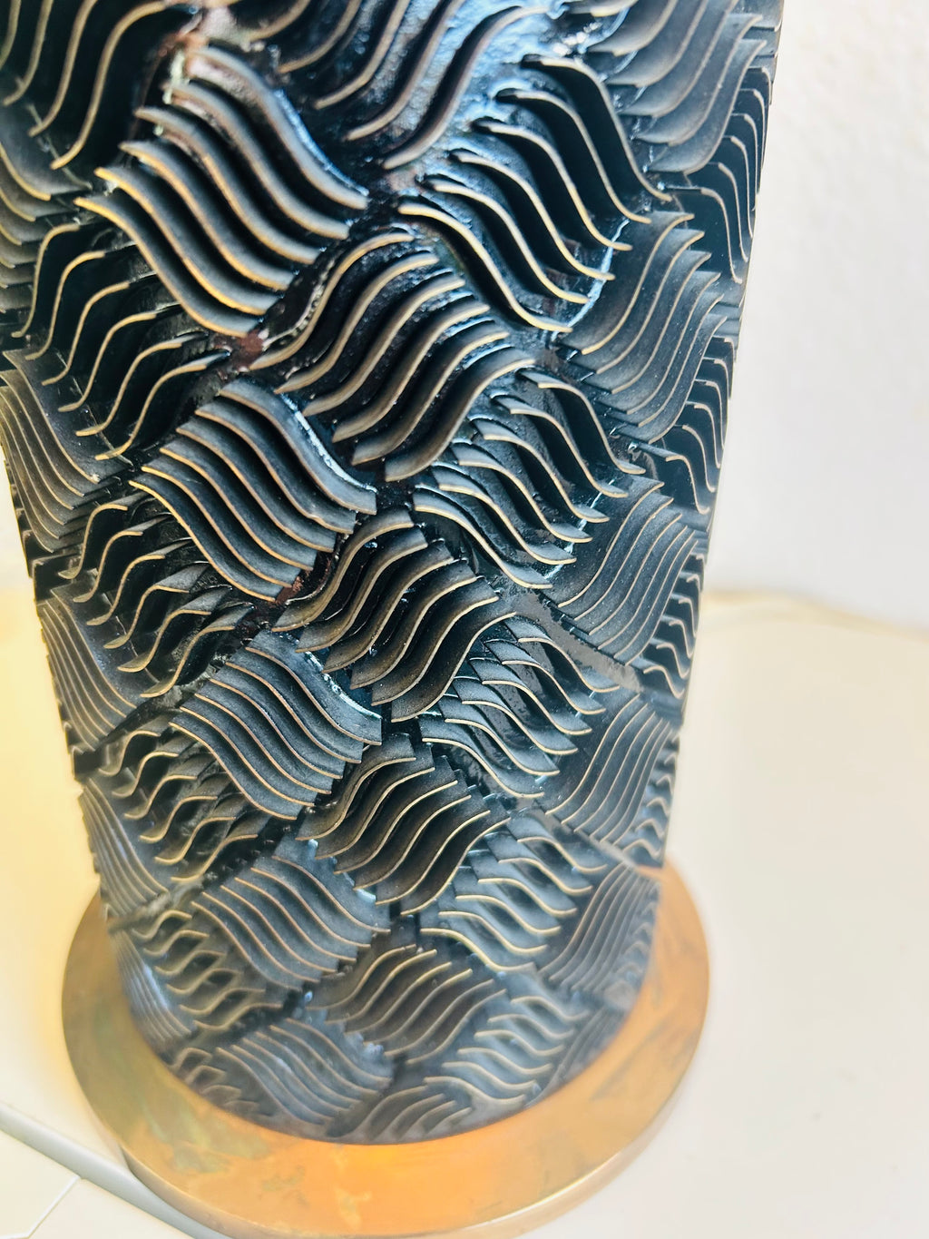 Stor vintage bordlampe i sort struktur med messing og LE KLINT 1/30 skærm – 66 cm - billede 7