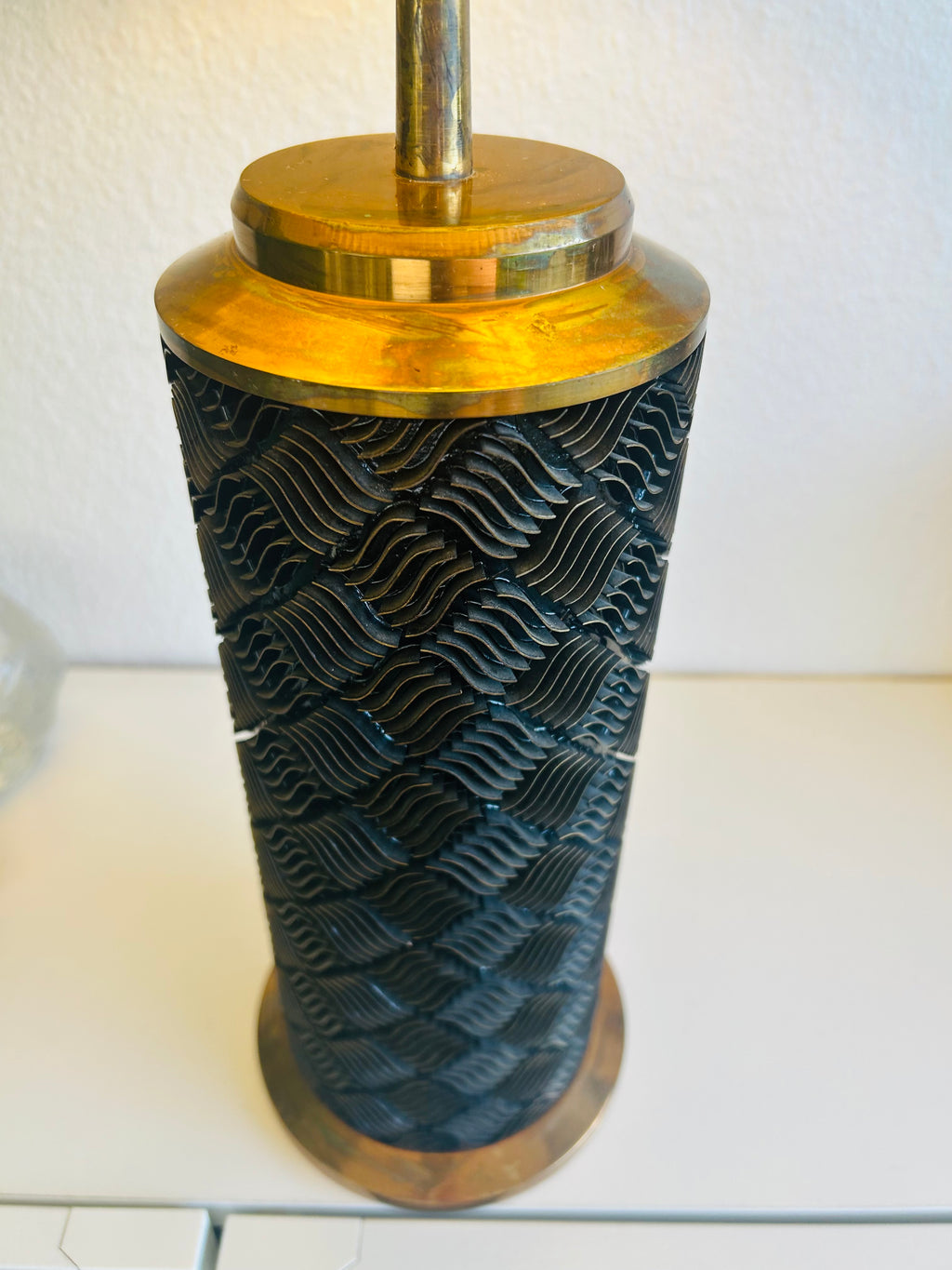 Stor vintage bordlampe i sort struktur med messing og LE KLINT 1/30 skærm – 66 cm - billede 8