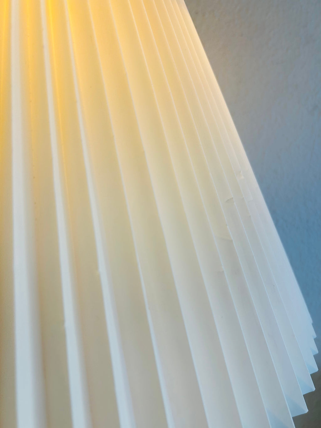 Stor vintage bordlampe i sort struktur med messing og LE KLINT 1/30 skærm – 66 cm - billede 9