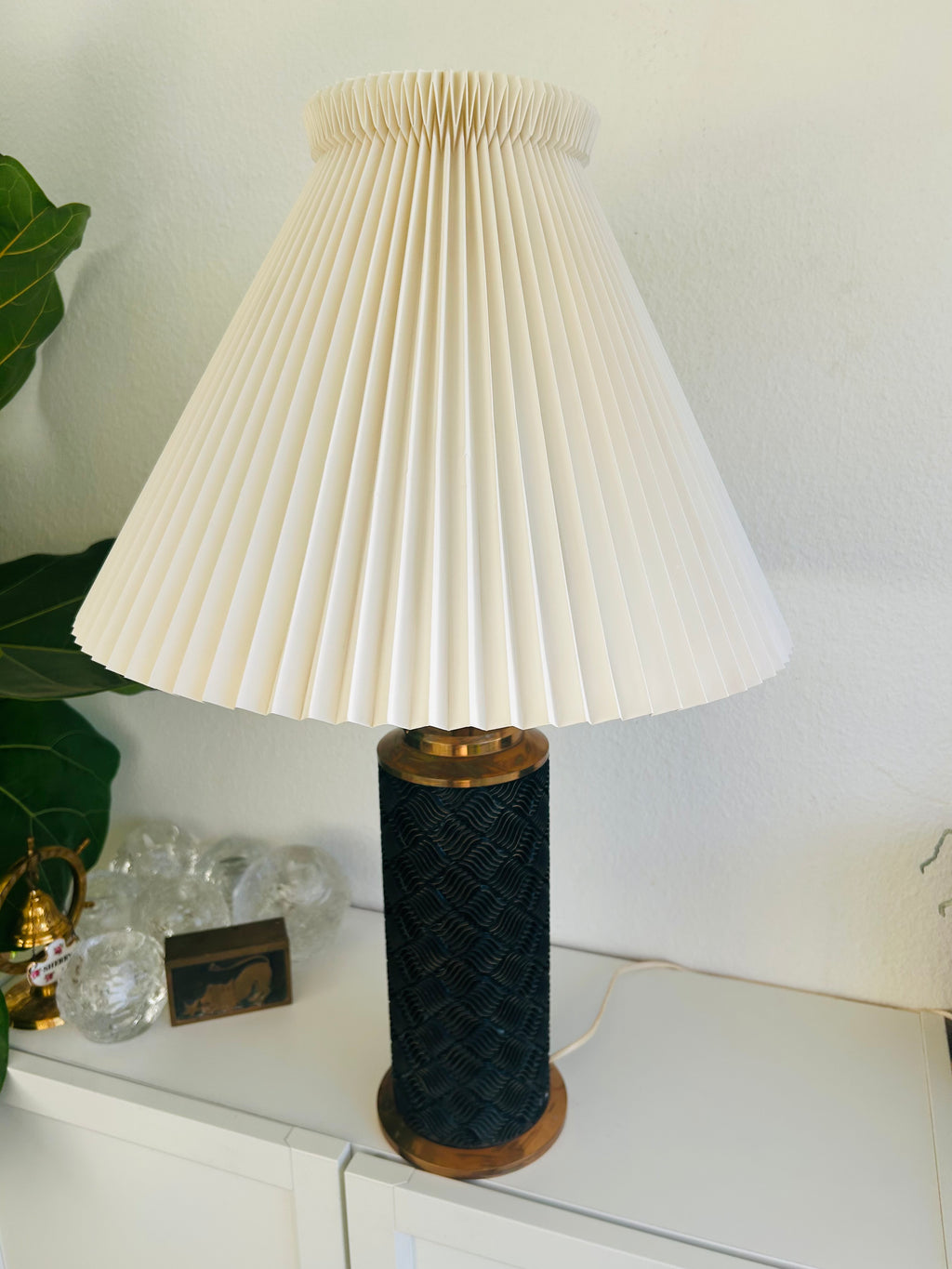 Stor vintage bordlampe i sort struktur med messing og LE KLINT 1/30 skærm – 66 cm - billede 11