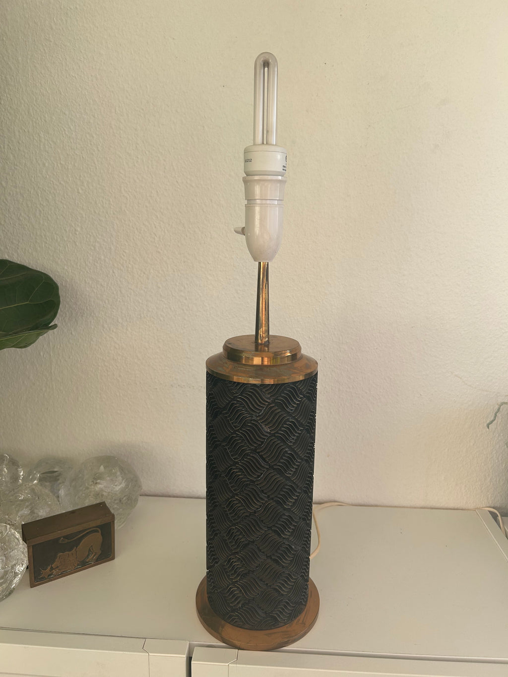 Stor vintage bordlampe i sort struktur med messing og LE KLINT 1/30 skærm – 66 cm - billede 12