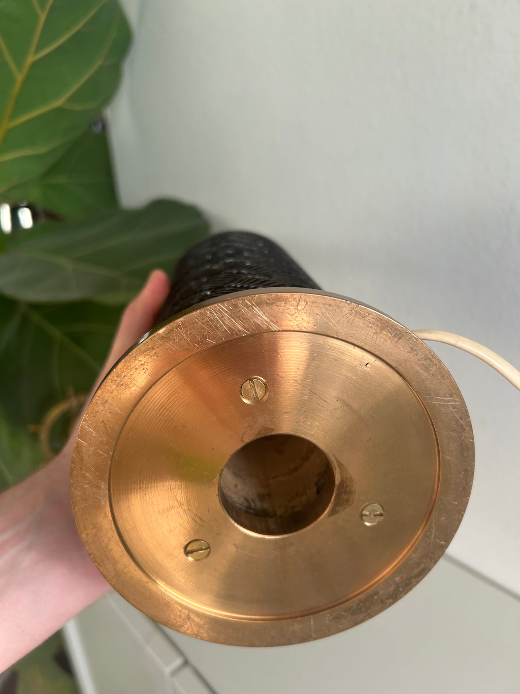 Stor vintage bordlampe i sort struktur med messing og LE KLINT 1/30 skærm – 66 cm - billede 13